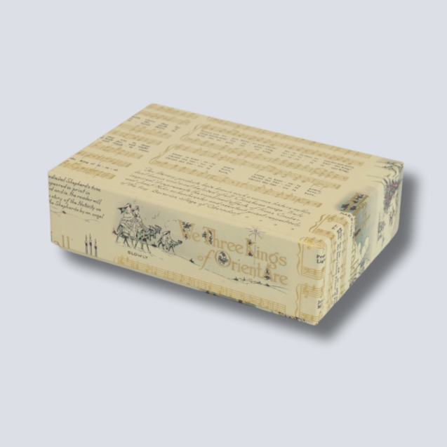 楽譜柄が施された、イタリア製ラッピングペーパーを使用した文具箱「Silent Night Score」