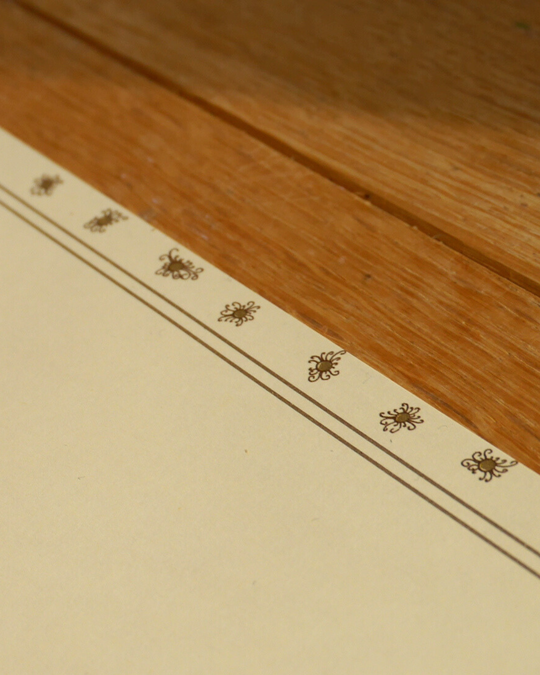 レターセットの紙への寄りの写真。連続模様が愛らしい