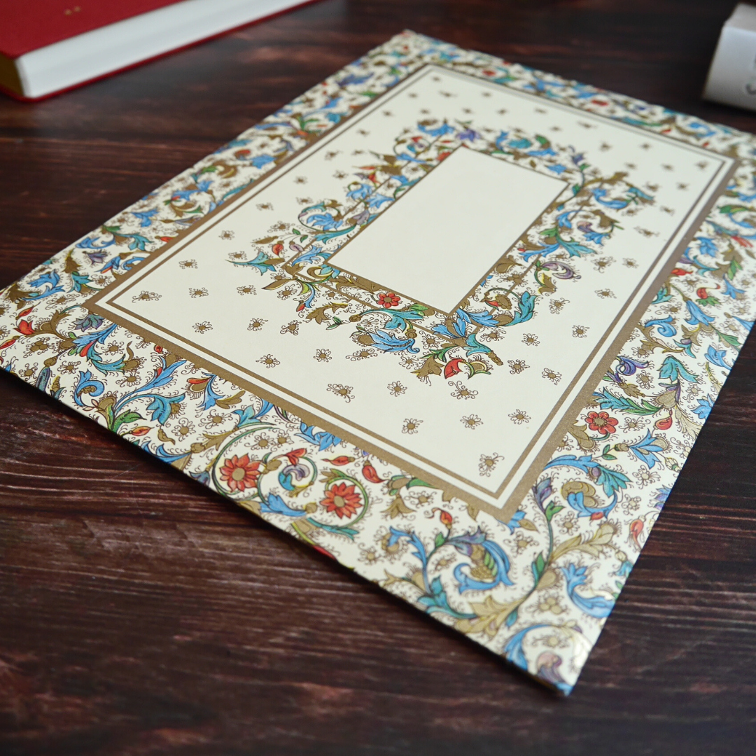 木の机に置かれたMedicea柄の便箋と封筒。ルネサンス調の優雅な佇まいが印象的。