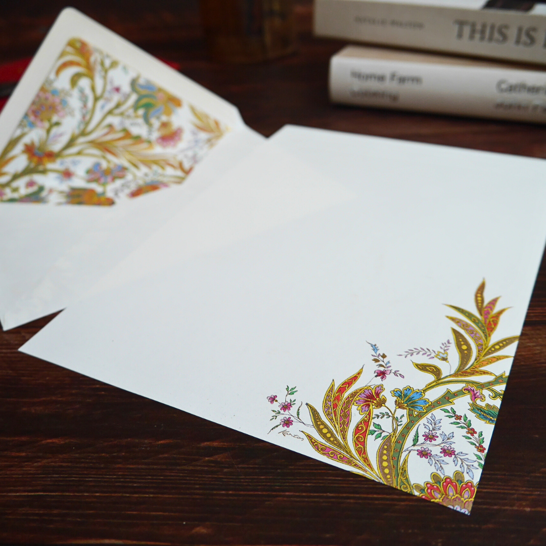 Cipro柄のレターセットを上部から撮影。封筒と便箋がきれいに揃う、上品な紙製品。