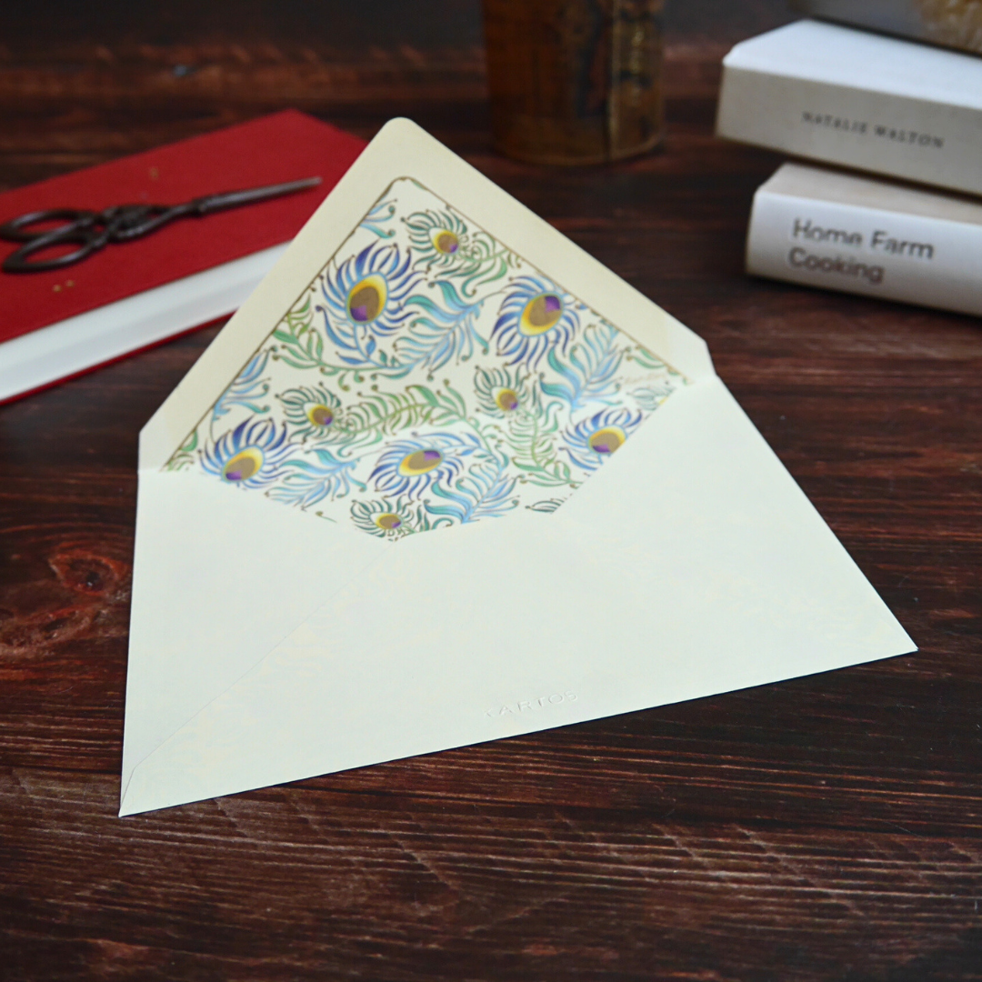 封筒の内側までPeacock柄が広がる上品なデザイン。Kartos社ならではの丁寧な仕上がり。