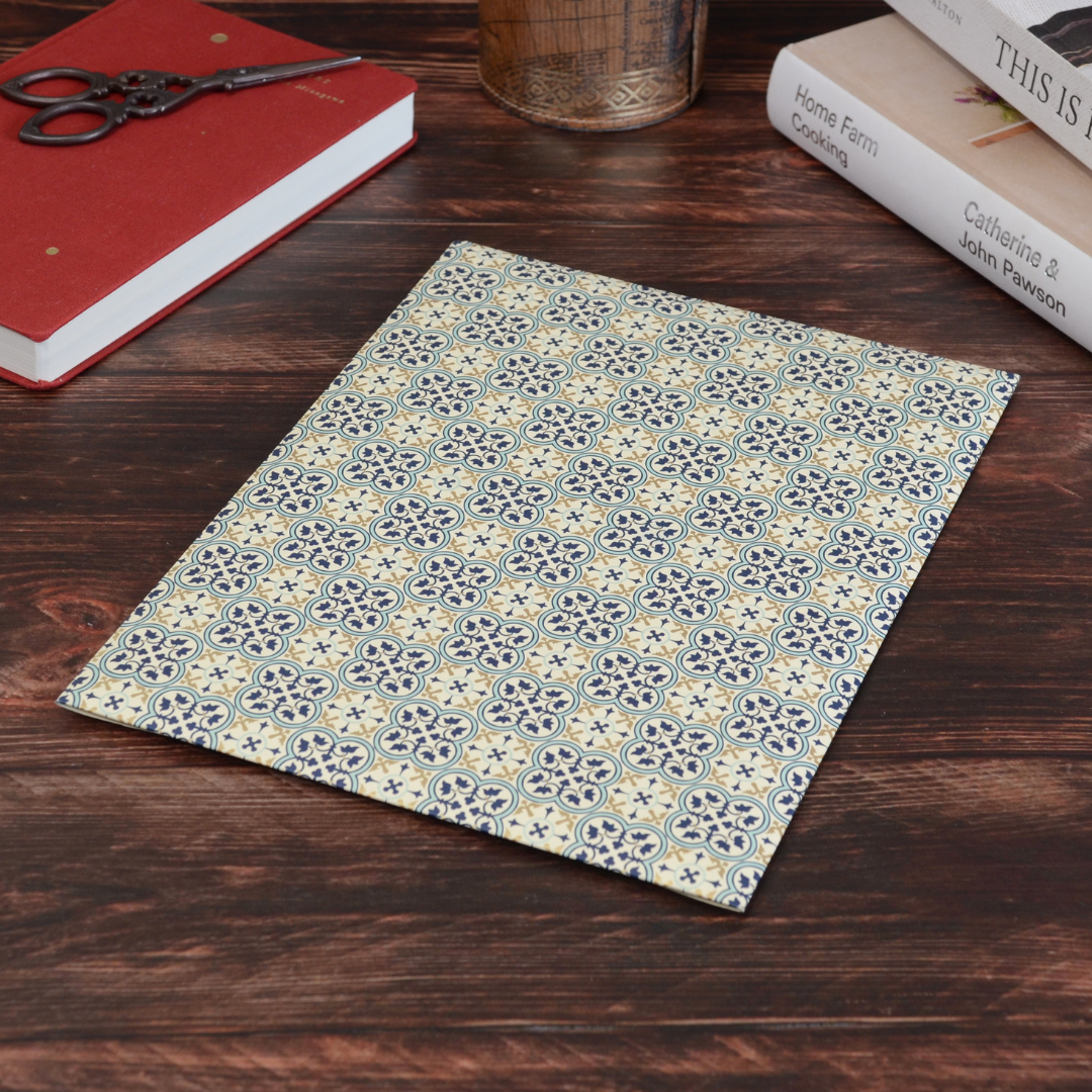 Quadriloboのレターセット。木の上に置かれた封筒と便箋が、温かみと洗練された雰囲気を演出。