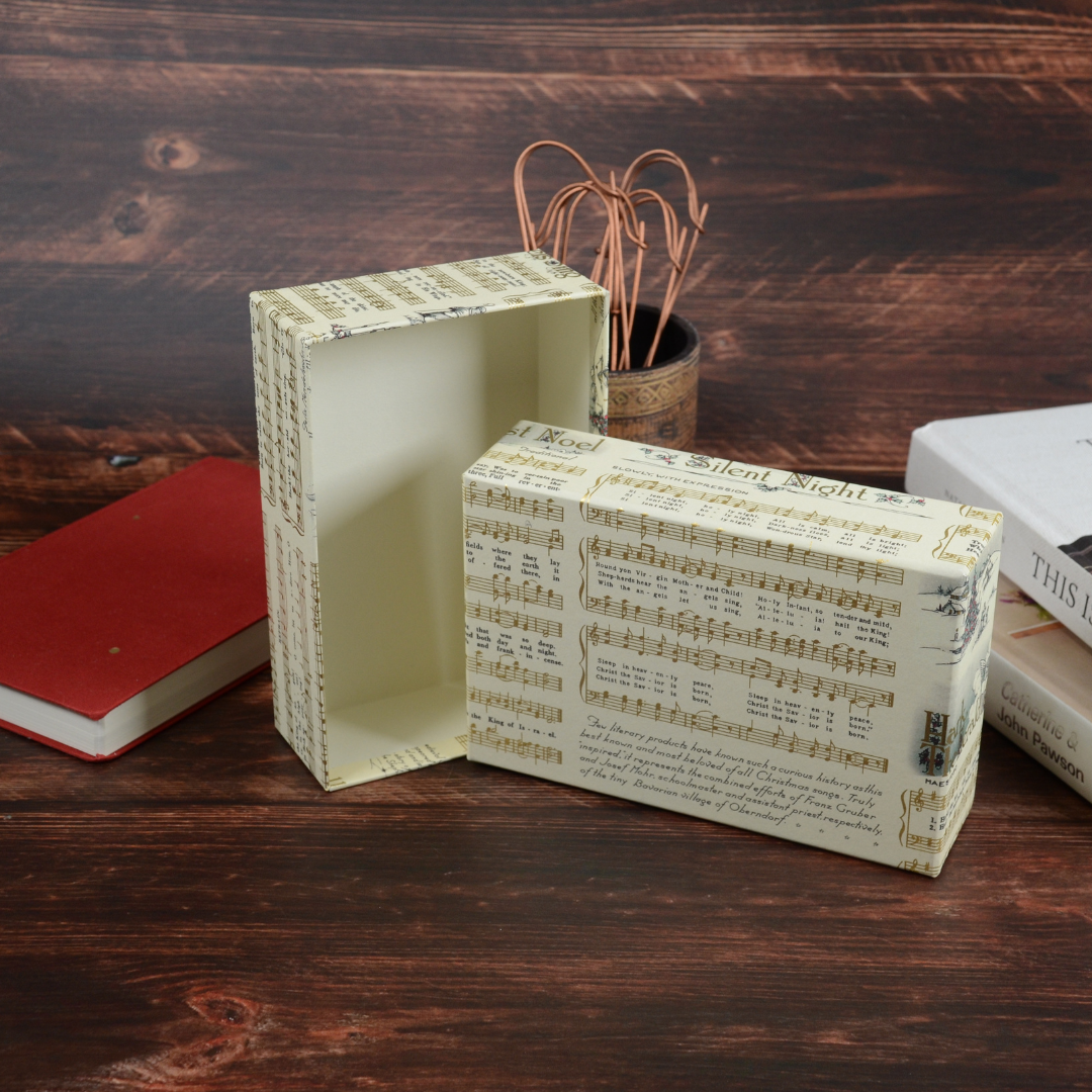 文具箱「Silent Night Score」を開いた様子。ペンやノートを収めた使用イメージカット