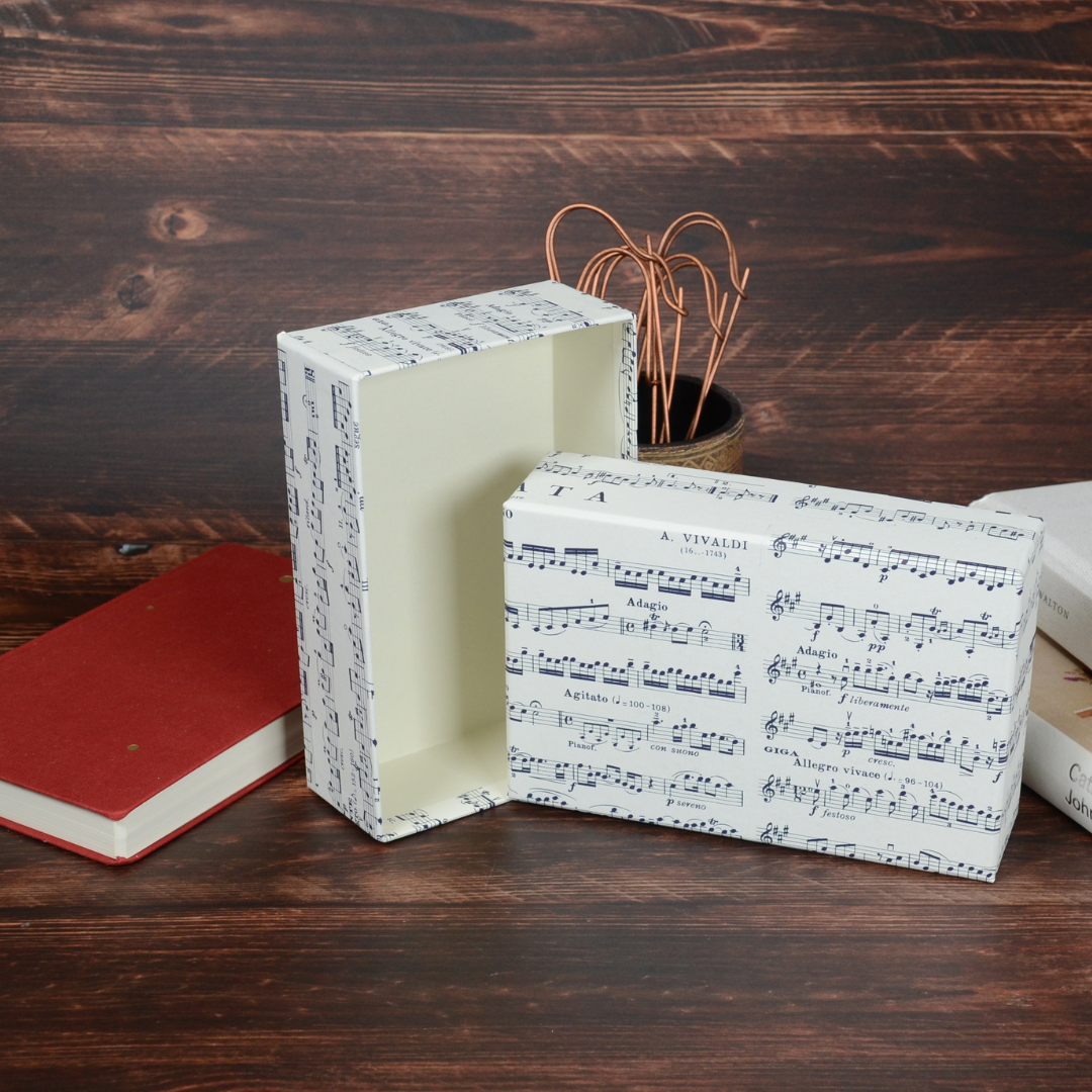 文具箱「Vivaldi Score」を開いた状態で、中に万年筆やノートを収めた使用イメージカット