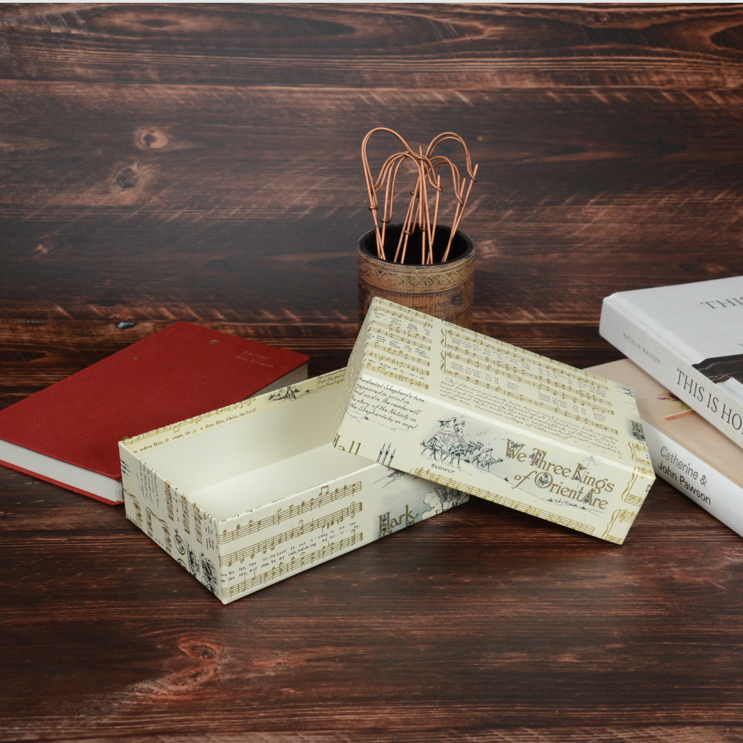 木のテーブル上に置かれた文具箱「Silent Night Score」。周囲に文具が添えられたスタイリングカット