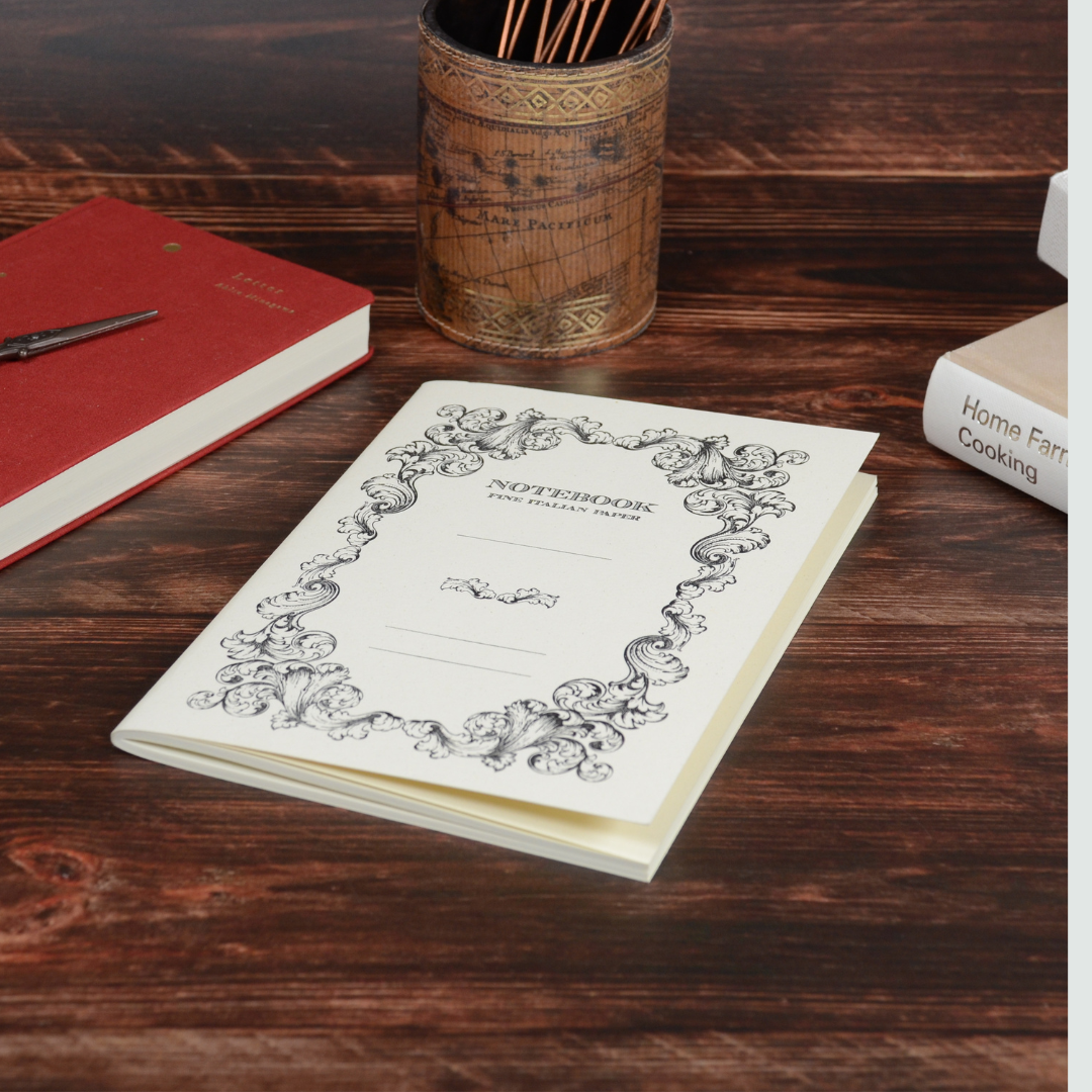 机に無造作に置かれた、シトラス柄のヴィンテージノート。クラシックな雰囲気がある