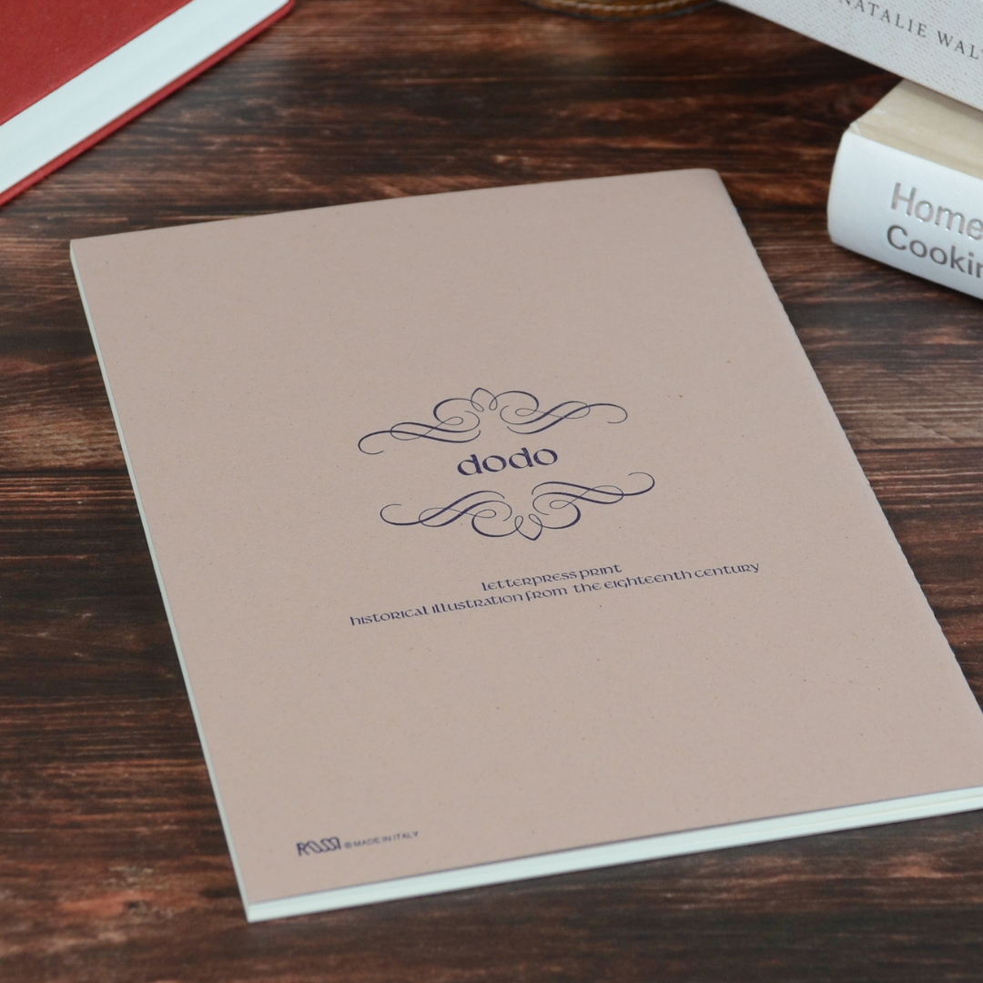 ノートの裏表紙。中央に活版でロゴと装飾が施されたクラシカルなデザイン