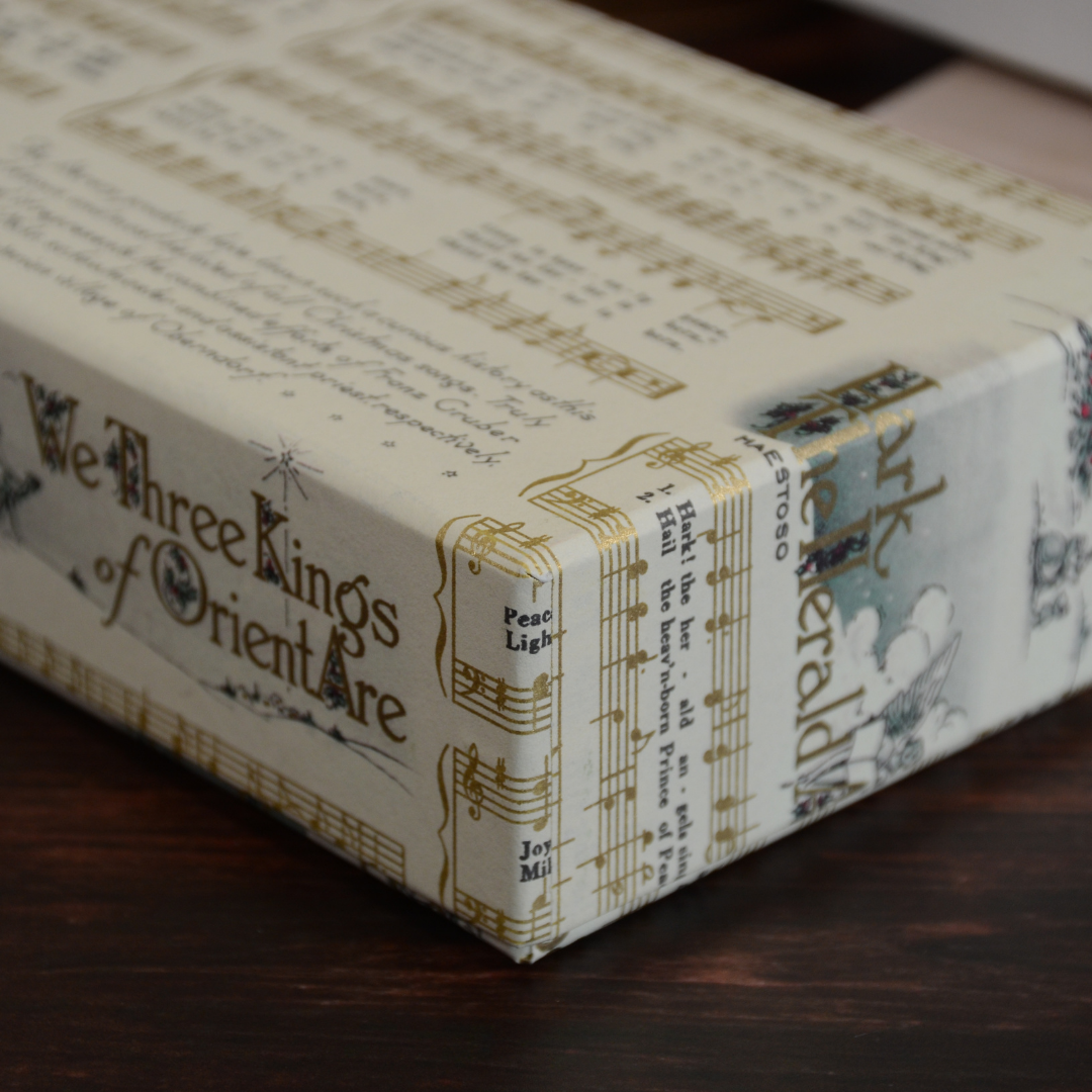 繊細な楽譜デザインが目を引く、文具箱「Silent Night Score」のディテール写真
