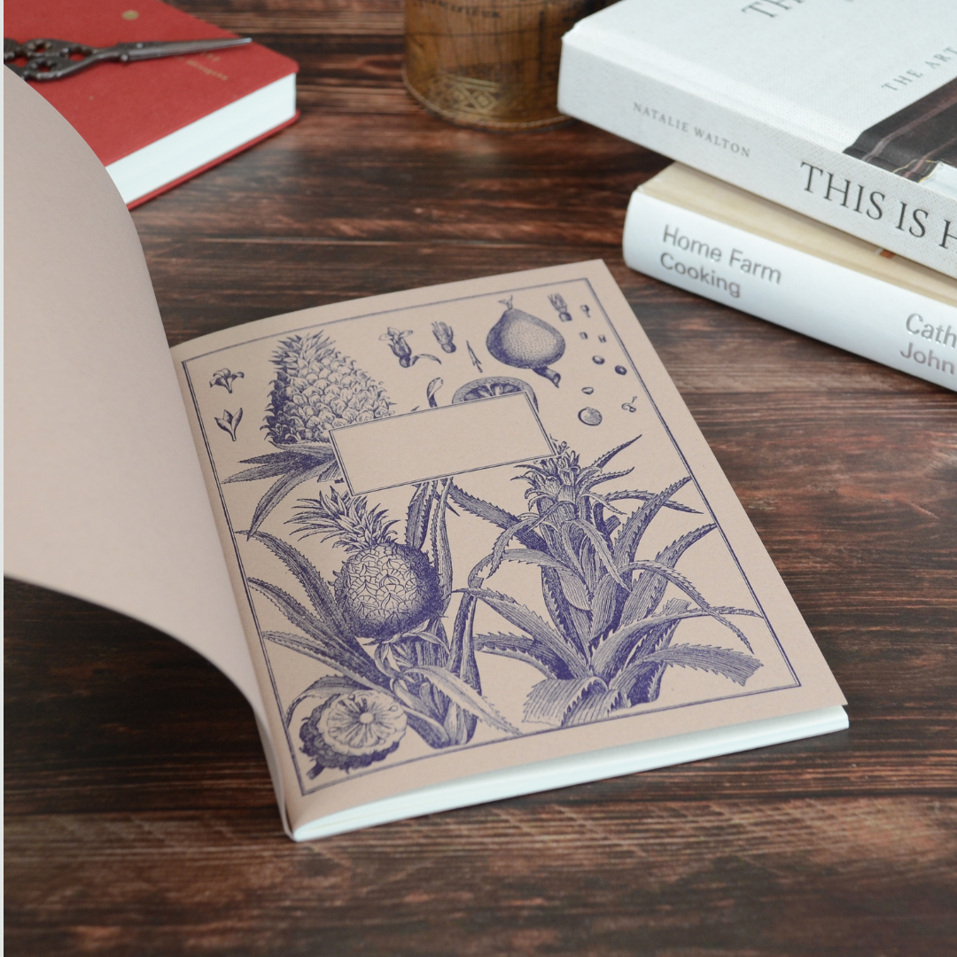 ノートを開いた状態で、中表紙に植物図版が印刷されたページのアップ