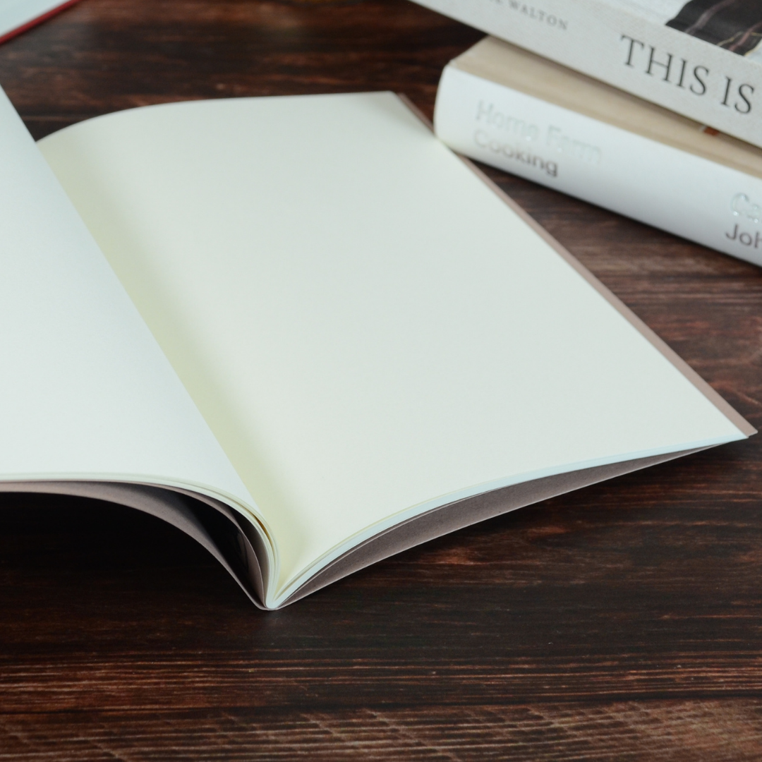 ノートを開いた白紙ページの様子。滑らかな紙面の質感が伝わる