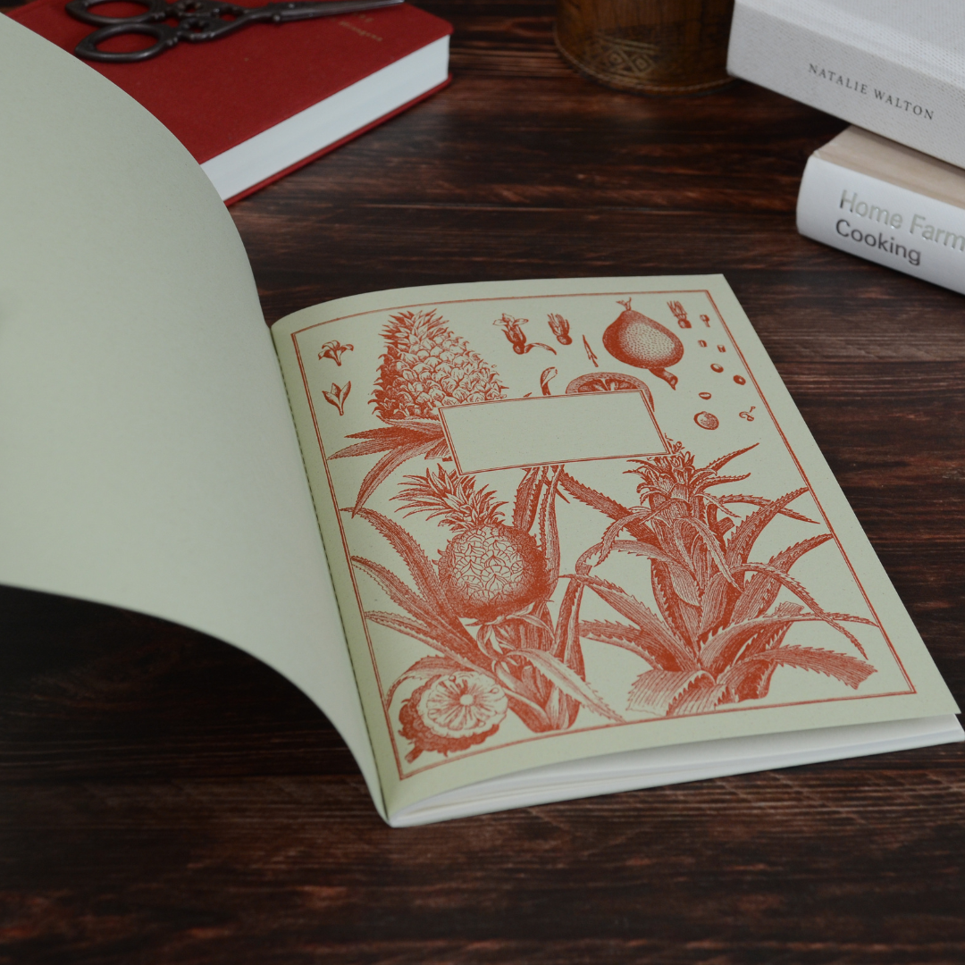 ノートを開くと、18世紀風の植物イラストが印刷された中面