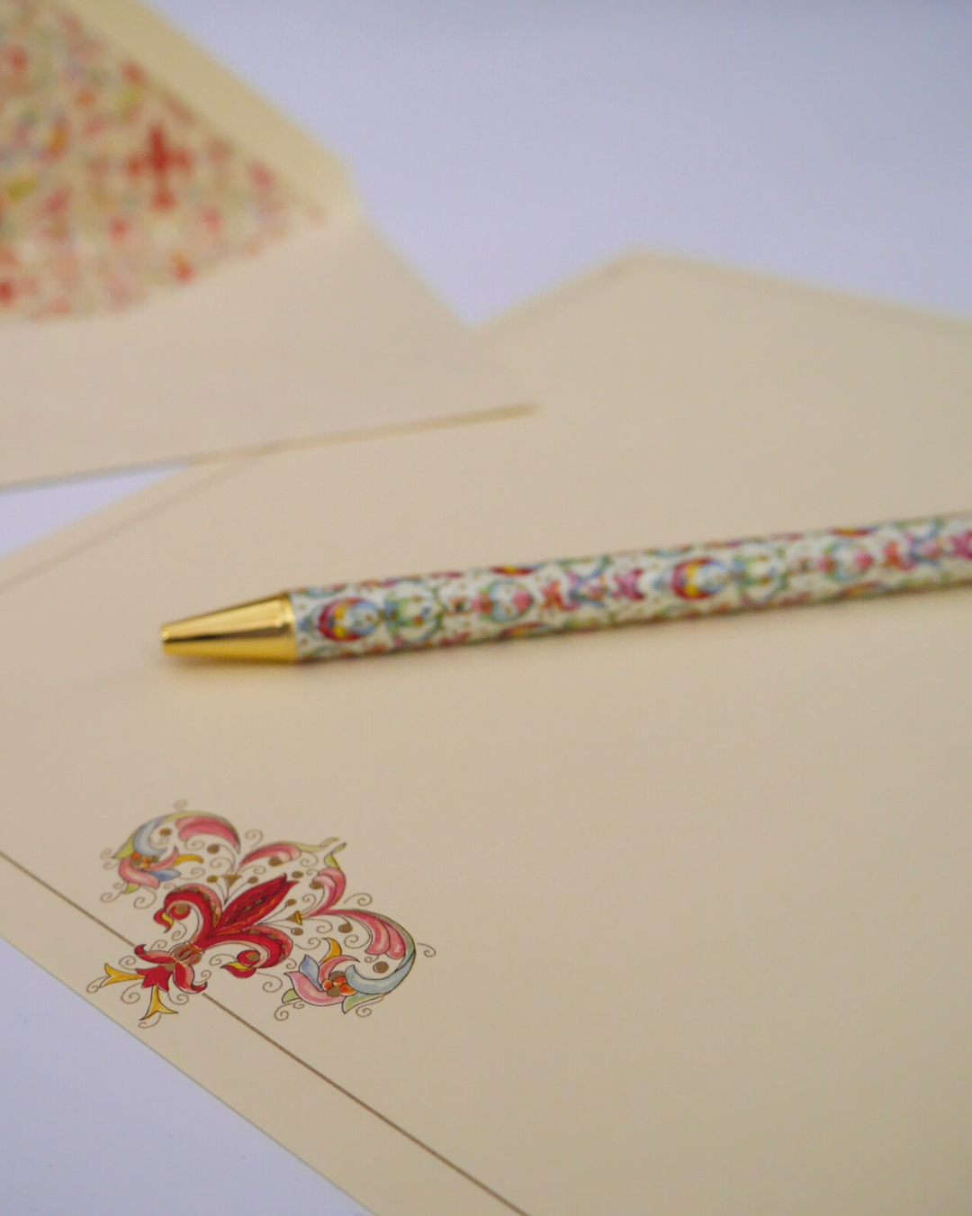 Gilio柄のボールペンとレターセットを合わせて置いたイメージ。金のパーツとクラシカルな模様が上品に映える。