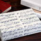 クラシカルな五線譜デザインが引き立つ、文具箱「Vivaldi Score」のディテールカット