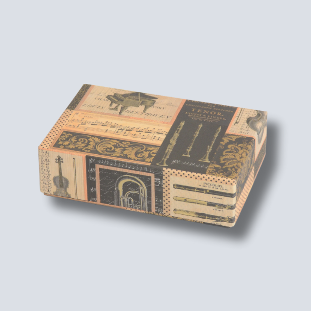 イタリア製の装飾紙で包まれた文具箱「Melodia」。クラシカルな楽譜柄が印象的なパッケージ写真