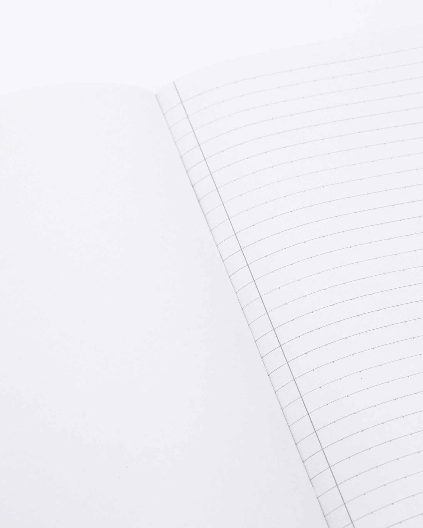 ノートの中面。左ページが無地・右ページが罫線の構成。自由な発想と整理に最適
