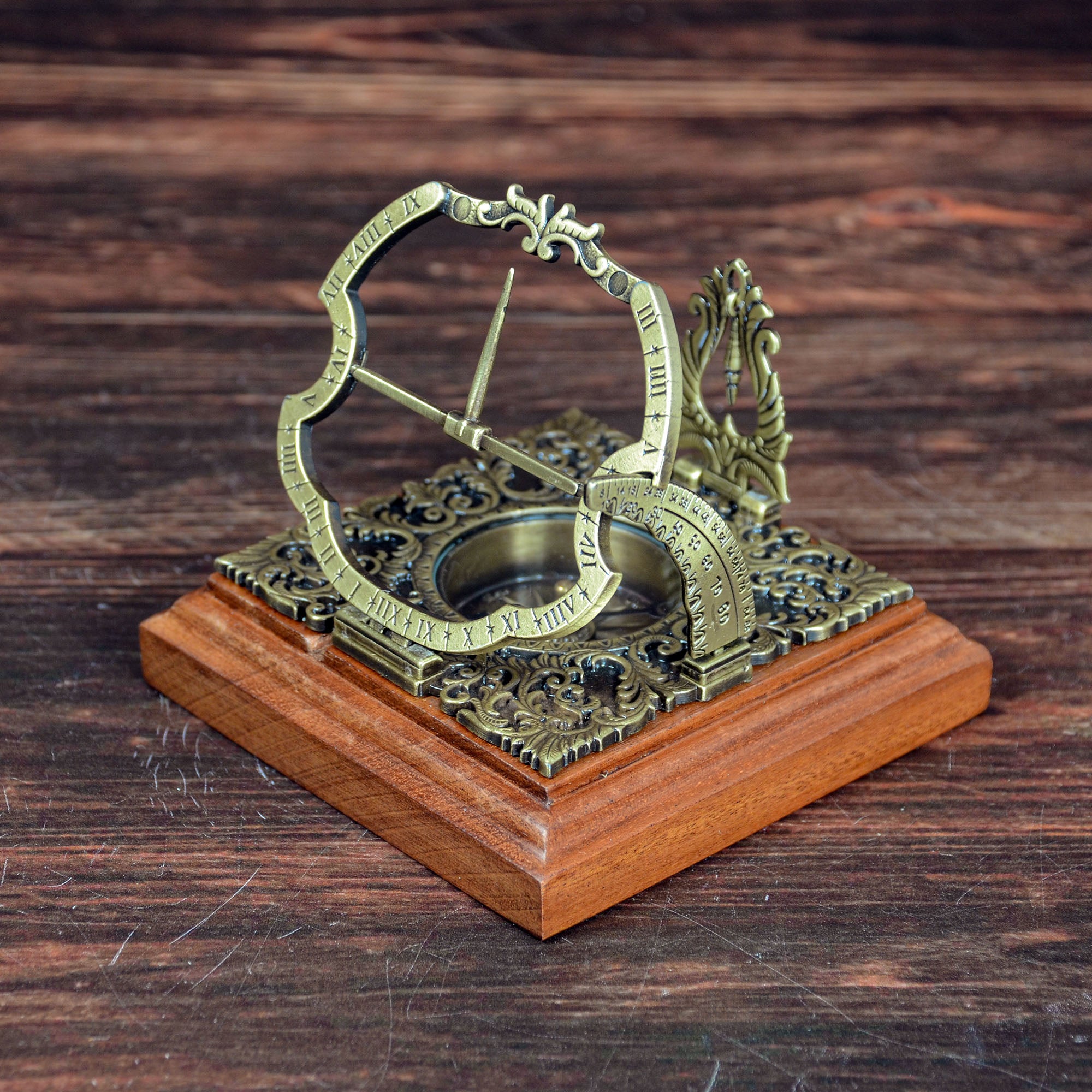 赤道日時計 アウクスブルク式 真鍮製 精密な時刻目盛り ノーモン(指示針)付き 天文学者の道具