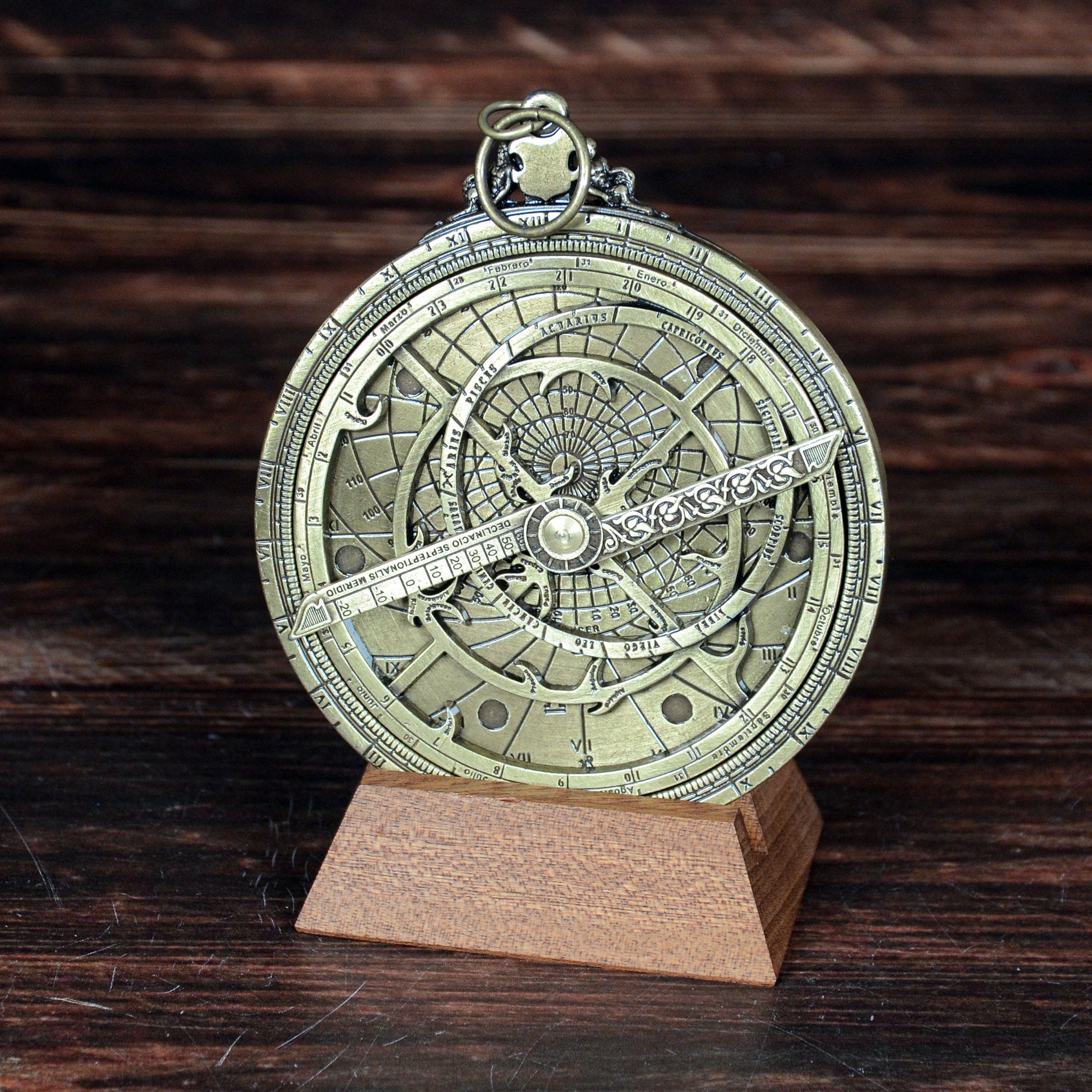 アストロラーベ 裏面 真鍮ゴールド仕上げ 天体観測用の回転盤と刻まれた文字が見える