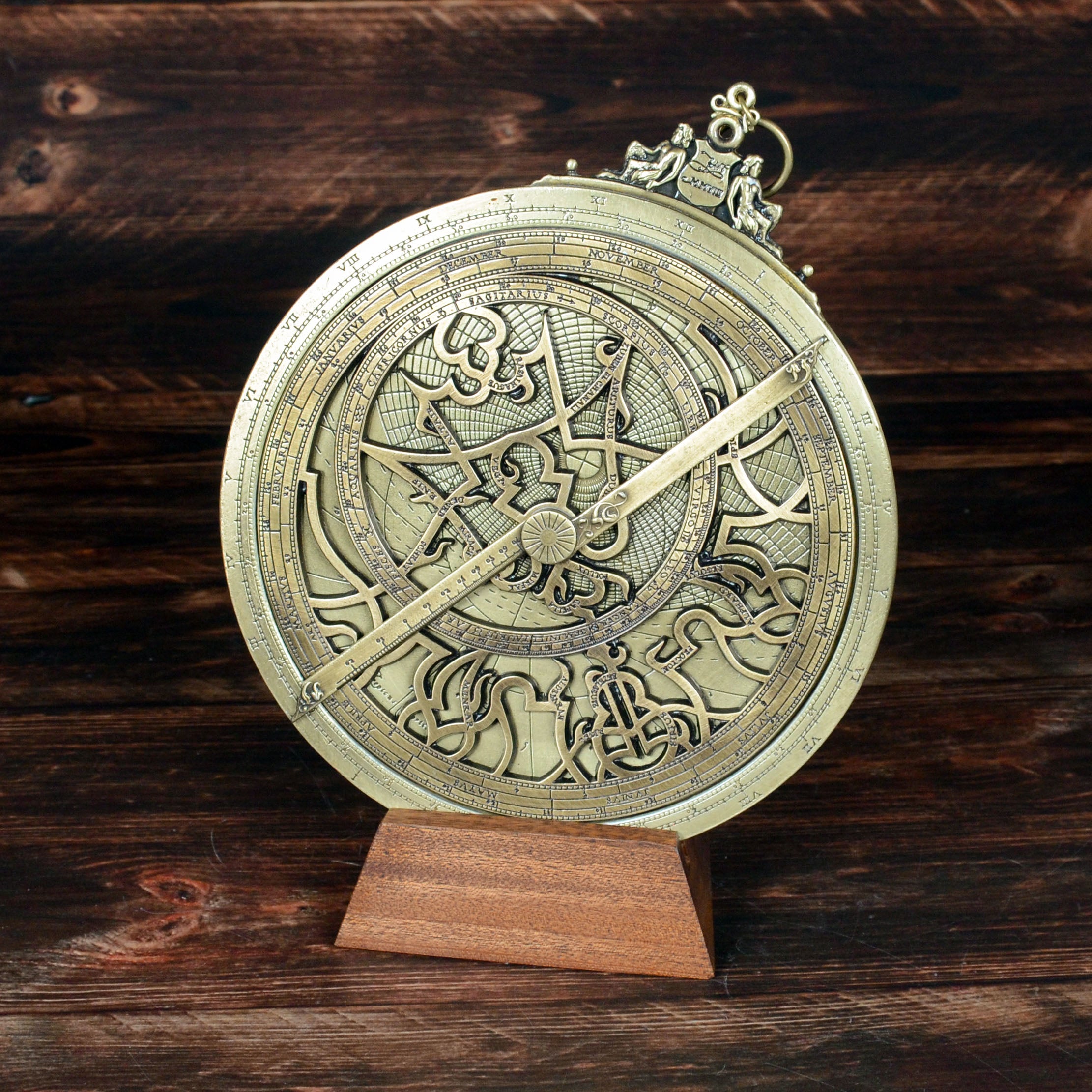 スペイン製真鍮アストロラーベ 直径20cm 中世天文器具 天体観測儀 重厚な立体彫刻 インテリア 木製スタンド付き