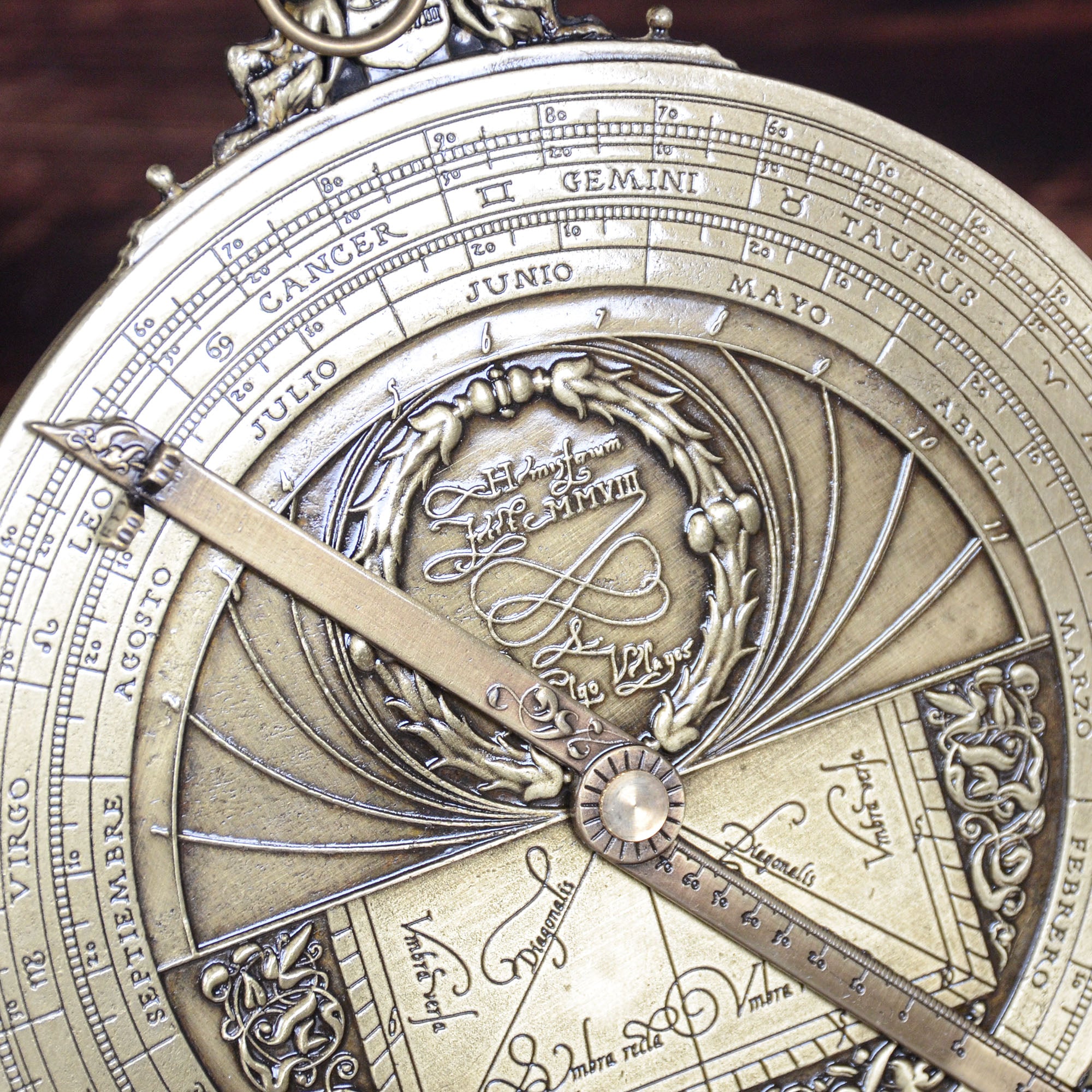 スペイン製真鍮アストロラーベ 直径20cm 中世天文器具 天体観測儀 重厚な立体彫刻 インテリア 木製スタンド付き