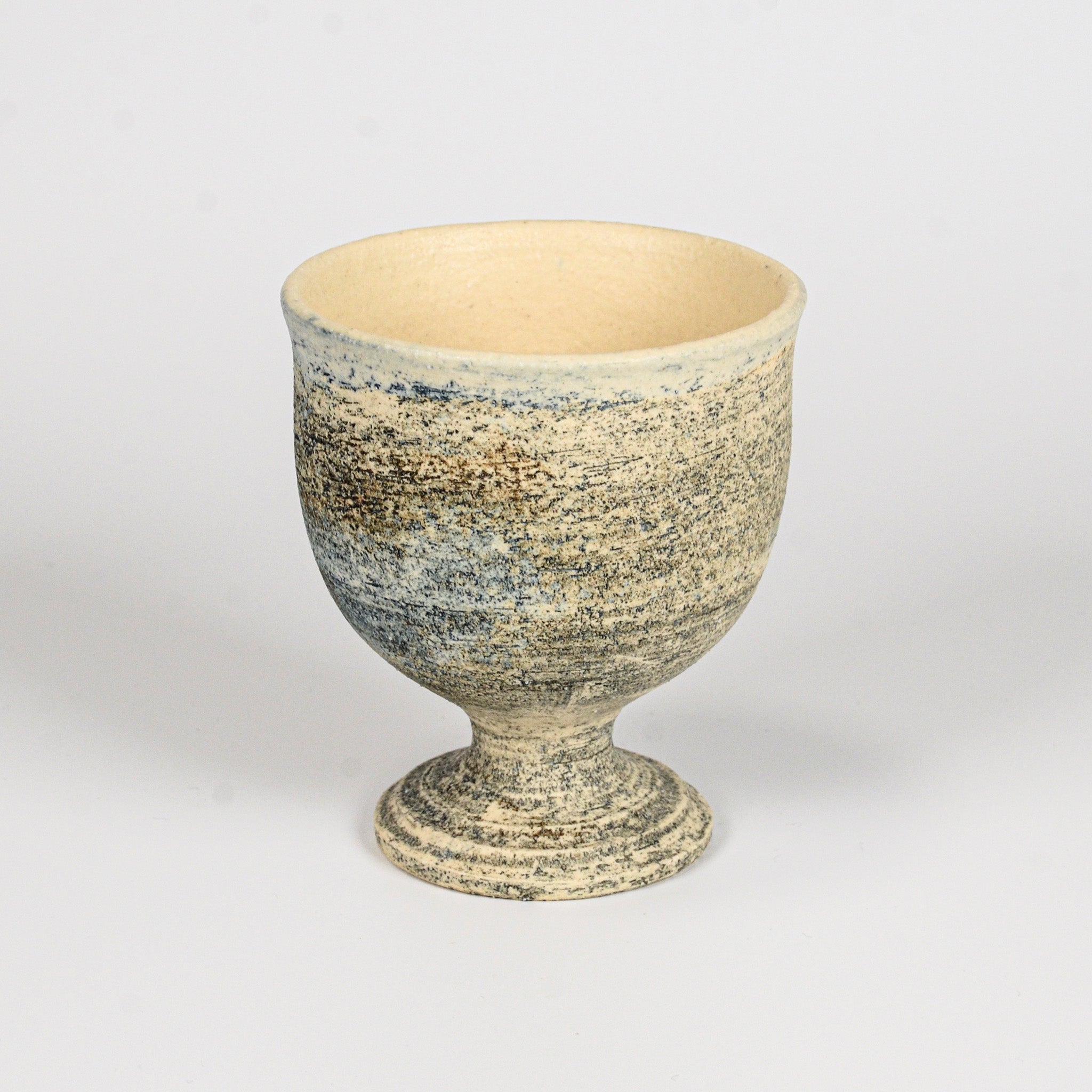 陶器のゴブレット「夜明けの海」。朝の海を思わせる釉薬のにじみが個体ごとに異なる一点物。