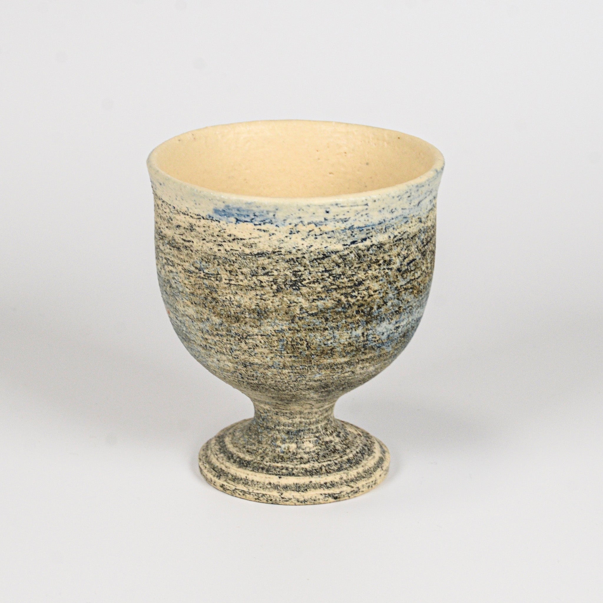 一点一点異なる表情を持つゴブレット「夜明けの海」。釉薬の流れが美しいハンドクラフトの器。