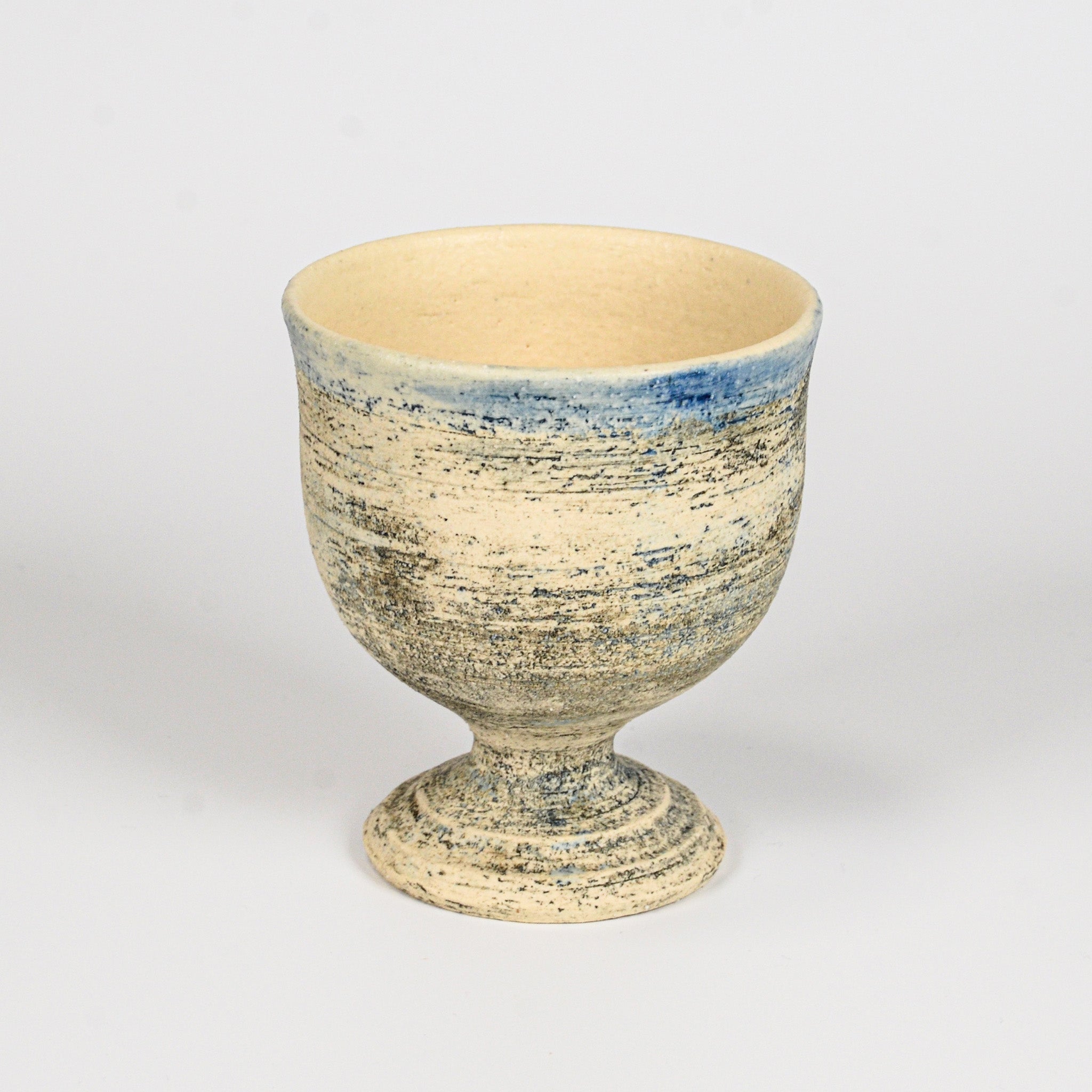 陶器作家の手で仕上げられたゴブレット「夜明けの海」。静かな海を思わせる色味が特徴。