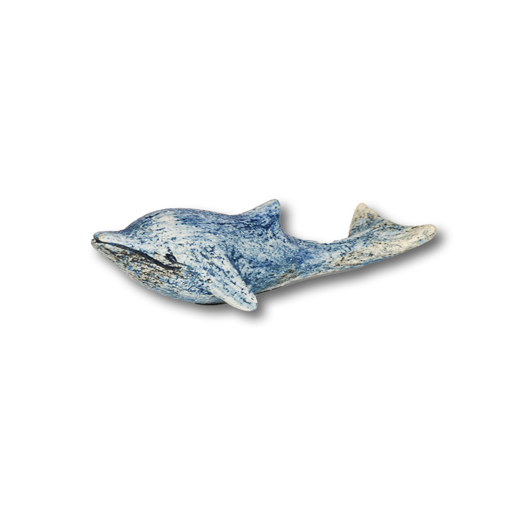 泳ぐ姿を陶器で表現した「いるか」のオブジェ。青と白の釉薬が優しくにじむ、手仕事の一点物。