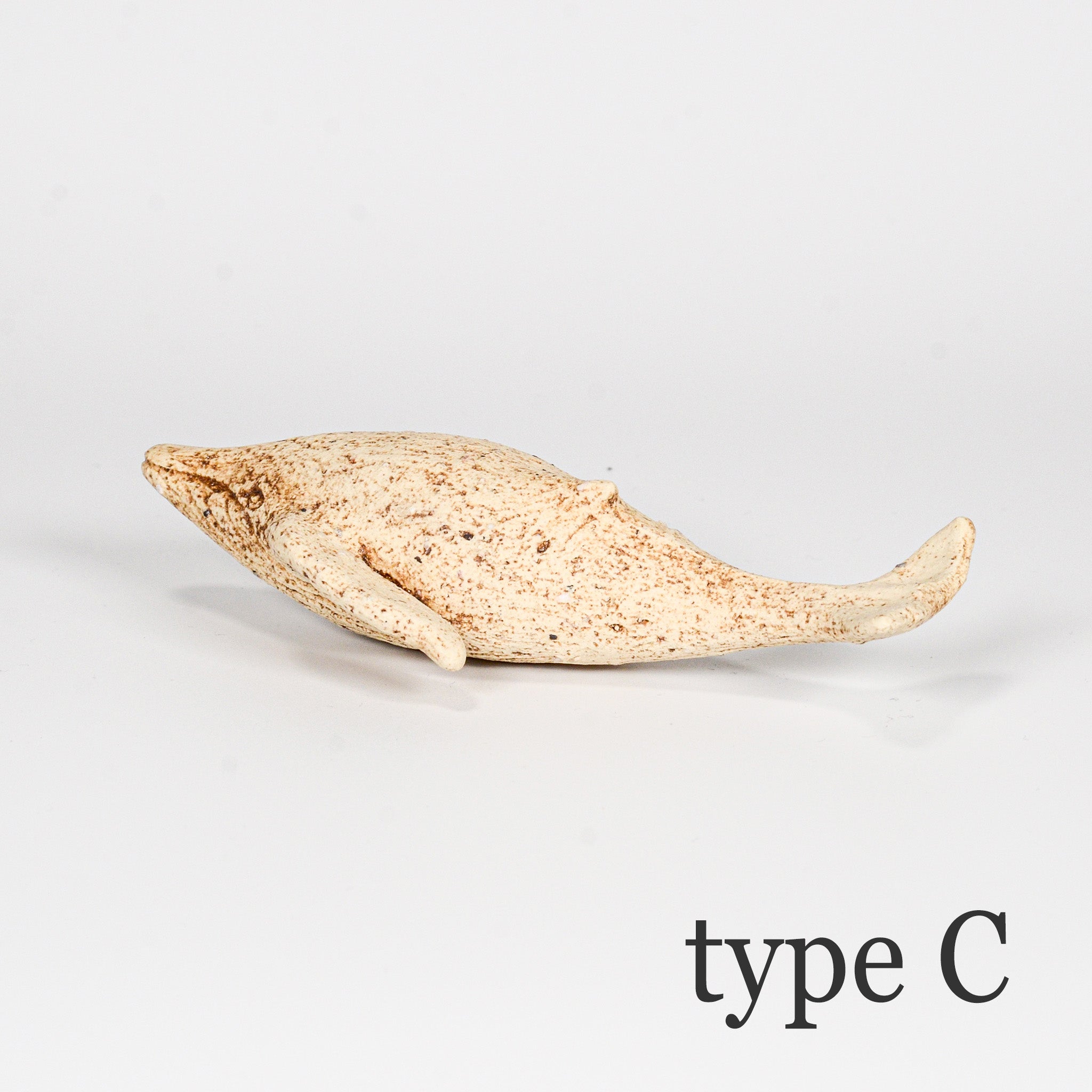 真正面から見た陶器のくじら「type C」。フォルムのゆらぎが手仕事らしい存在感を放つ。
