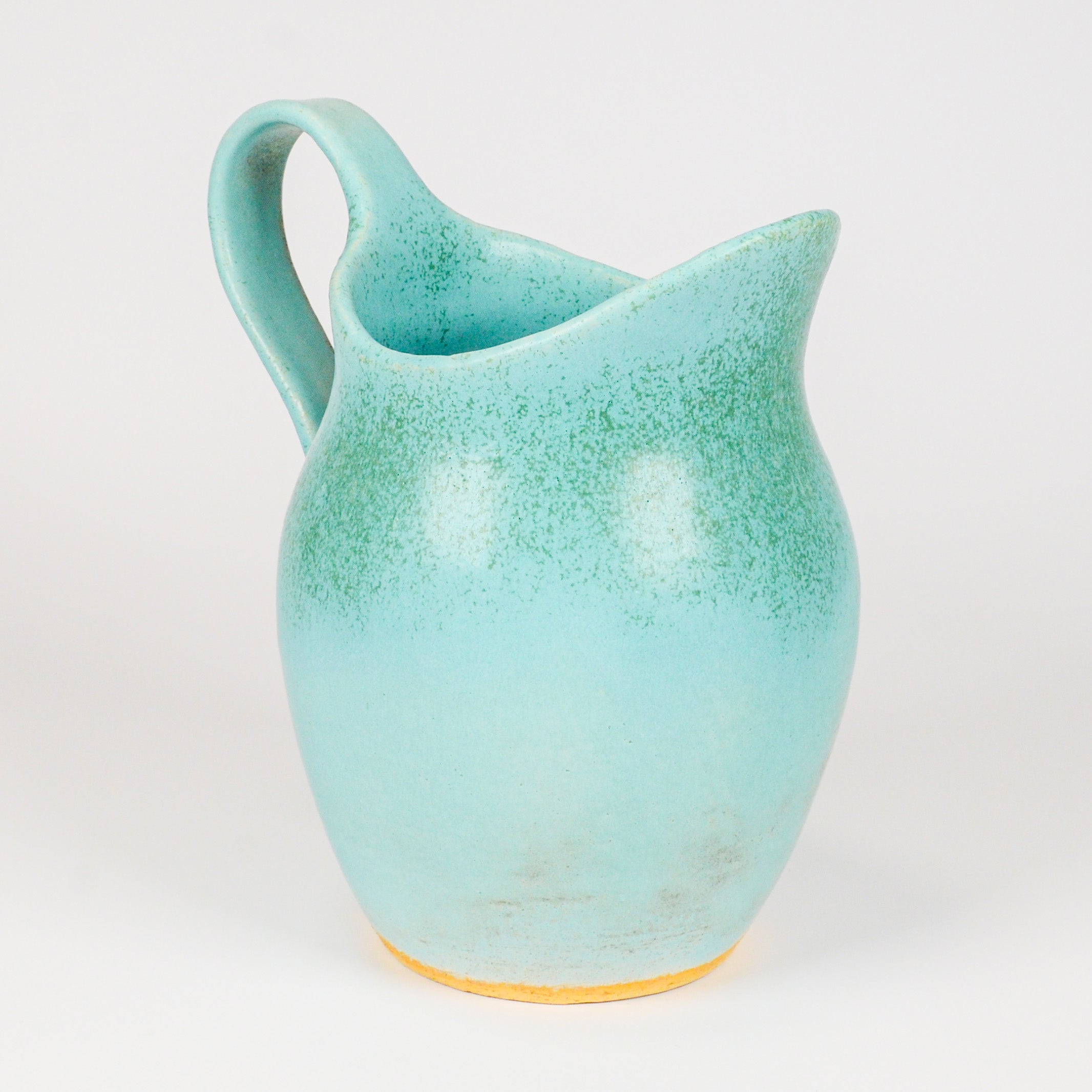 右側から見た水差し「Water」ラージサイズ。手仕事による自然なフォルムと釉薬のムラが特徴的。