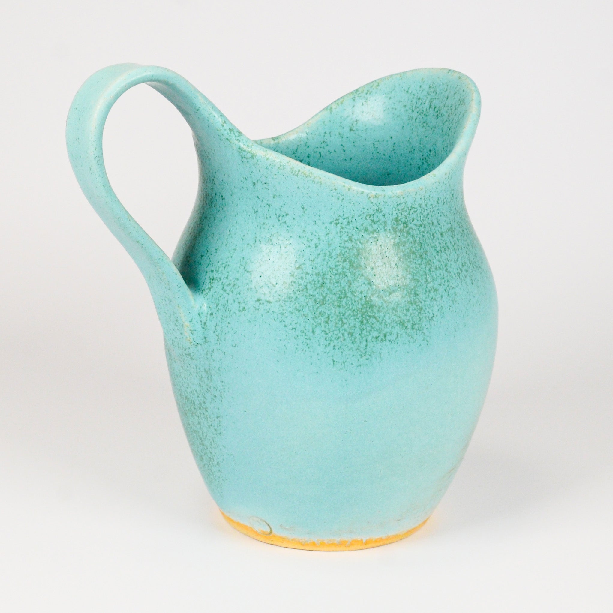 取っ手側から見た陶器の水差し「Water」。大きめサイズで、ドライフラワーや枝ものにも対応。