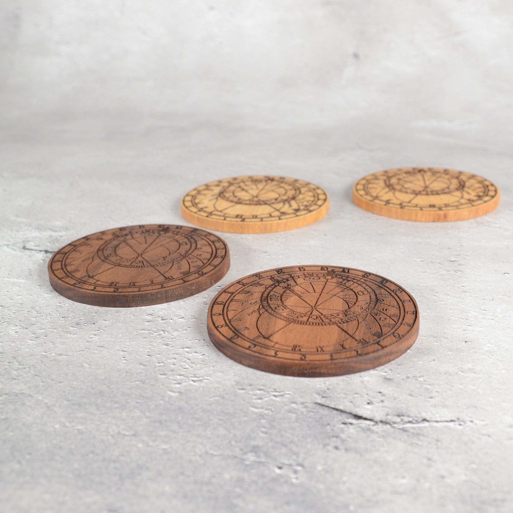 天文時計モチーフの木製コースター2種|ウォールナット・栗の素材比較