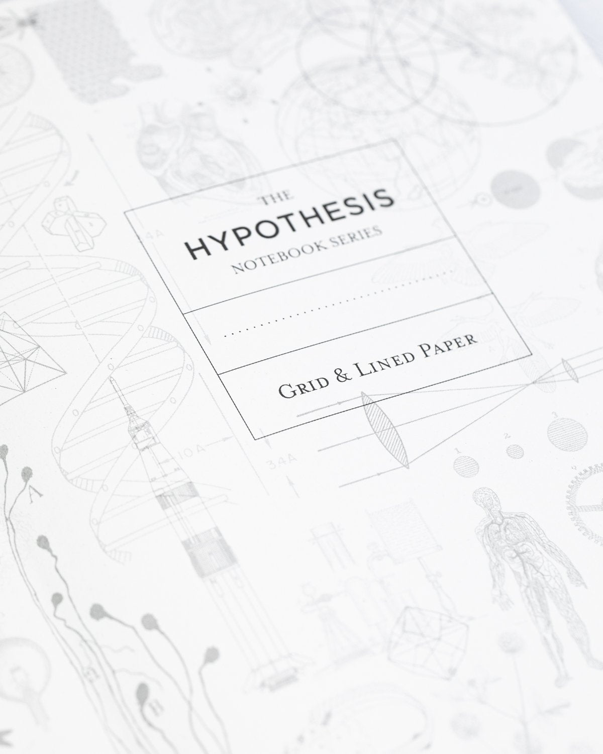 A5+サイズのハードカバーノート。Lined gridの中表紙。細密な図と構成が美しい