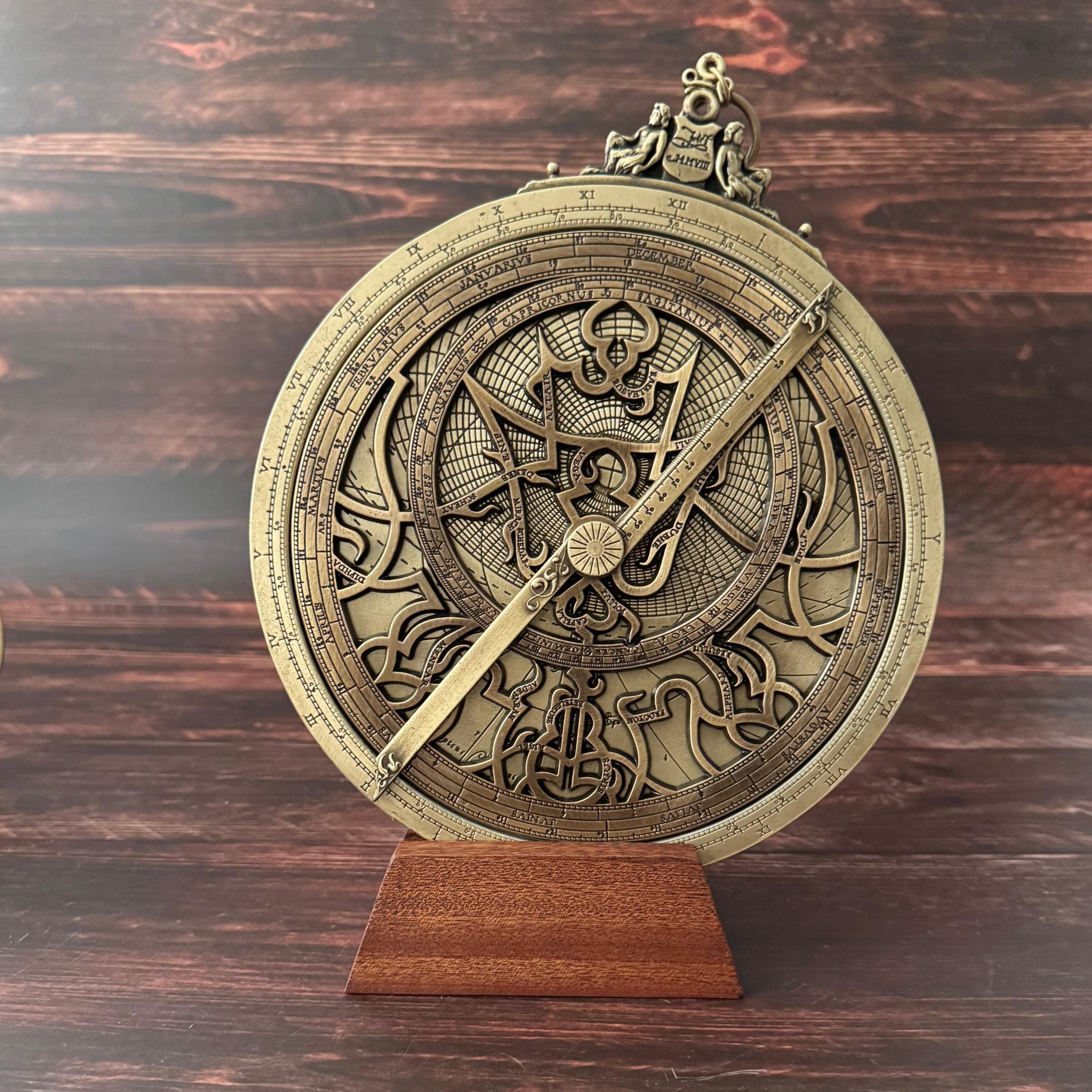 アストロラーベ 直径20cm 真鍮アンティーク仕上げ 回転式天体観測盤 精密彫刻 存在感のある装飾