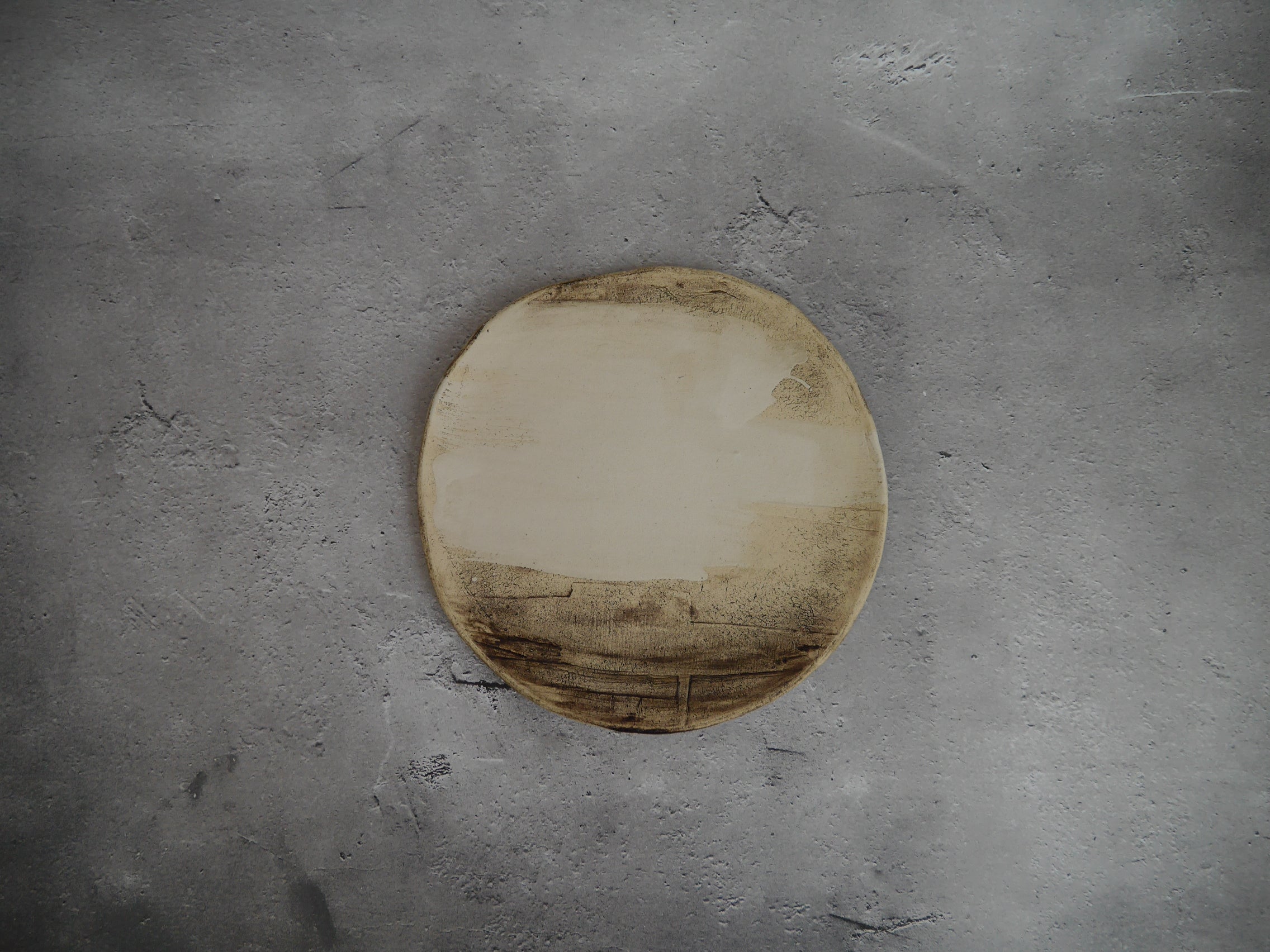 上から見た陶器皿「Earth」。φ23.5cmのサイズ感と、個体ごとに異なる表情が楽しめる。