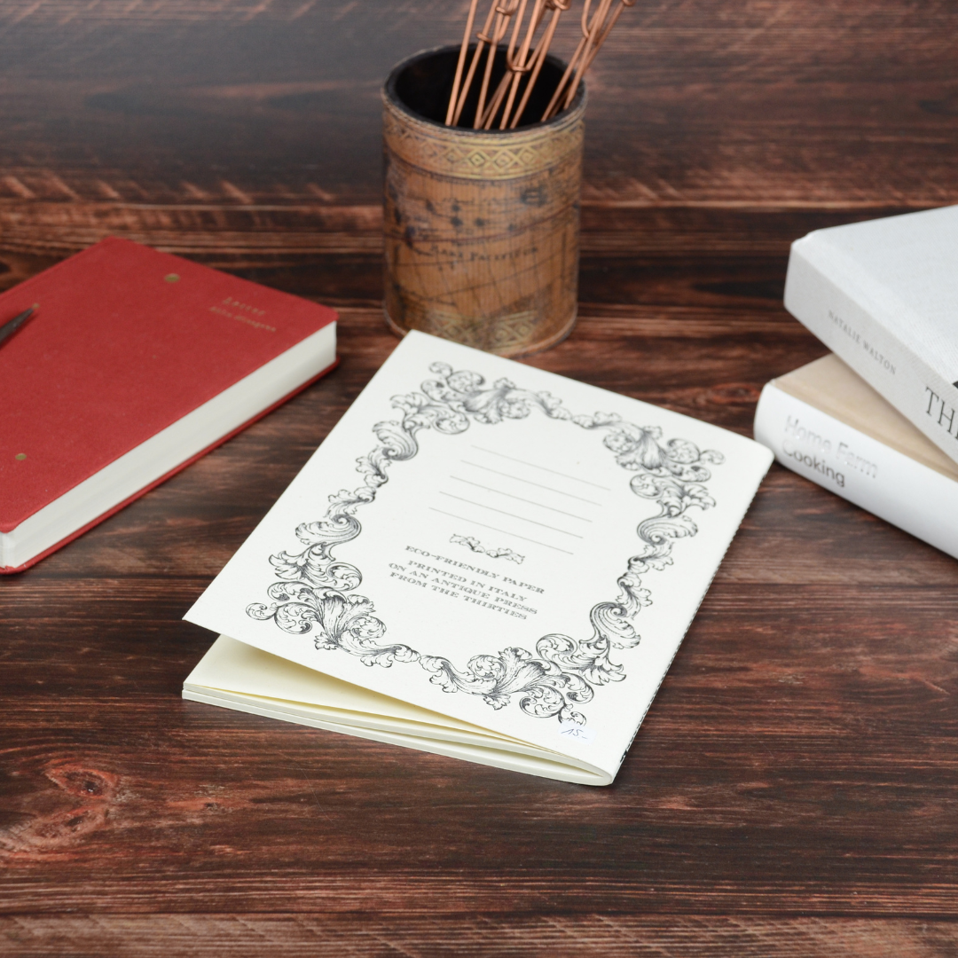 プレス印刷で仕上げられたクラシックなヴィンテージノートの裏表紙。クラシックで豪華な装飾がされている。