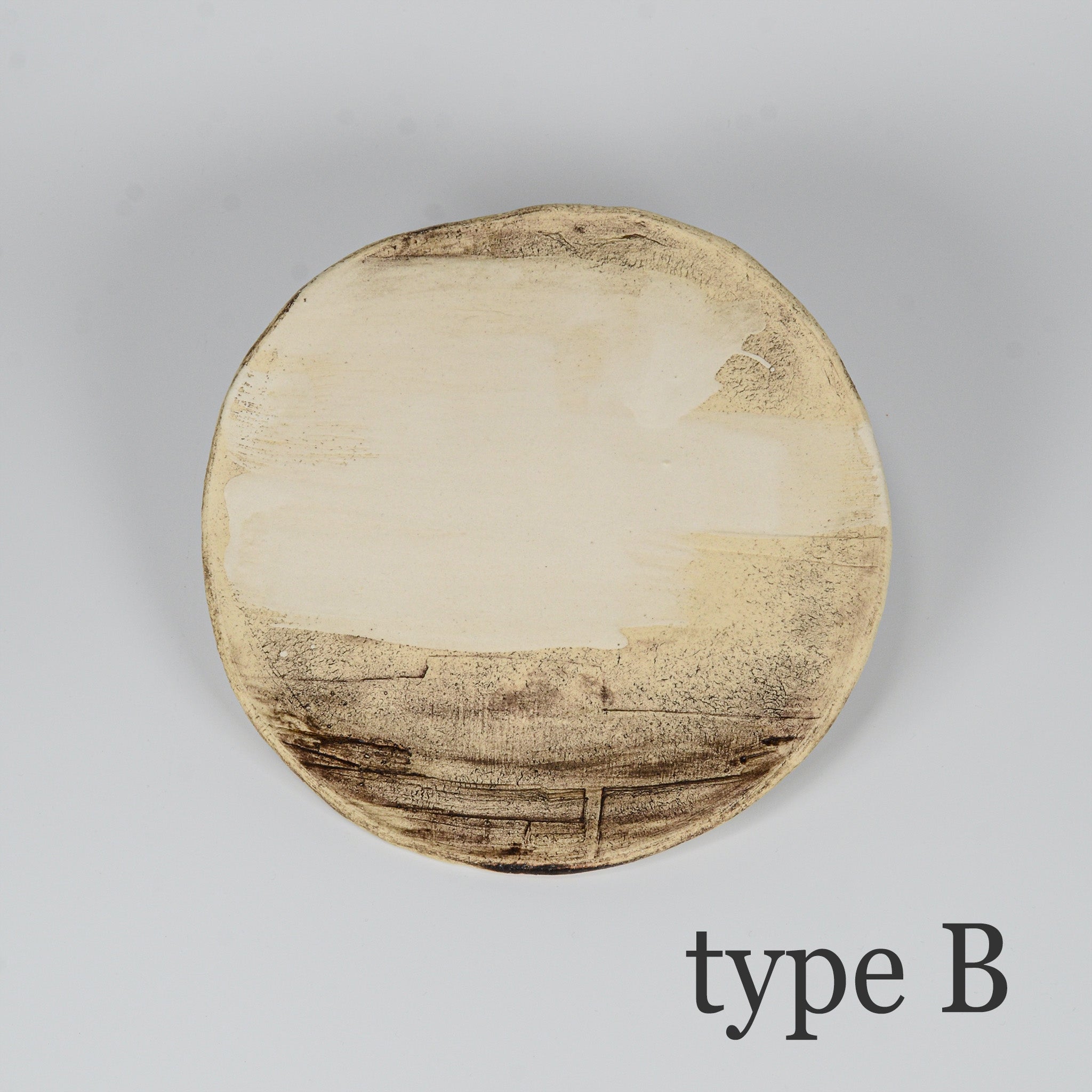 陶器皿「Earth」type B。やさしい色合いとやや広がりのある模様が印象的なプレート。