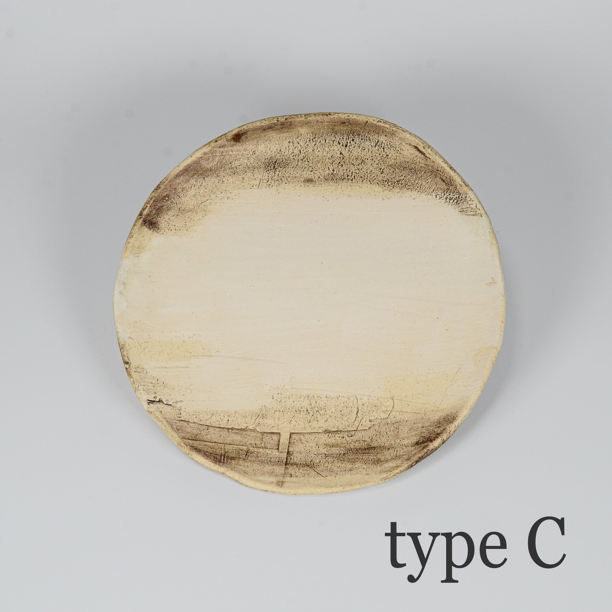 陶器皿「Earth」type C。茶と白の対比が印象的で、静けさと土の力強さを感じる一枚。