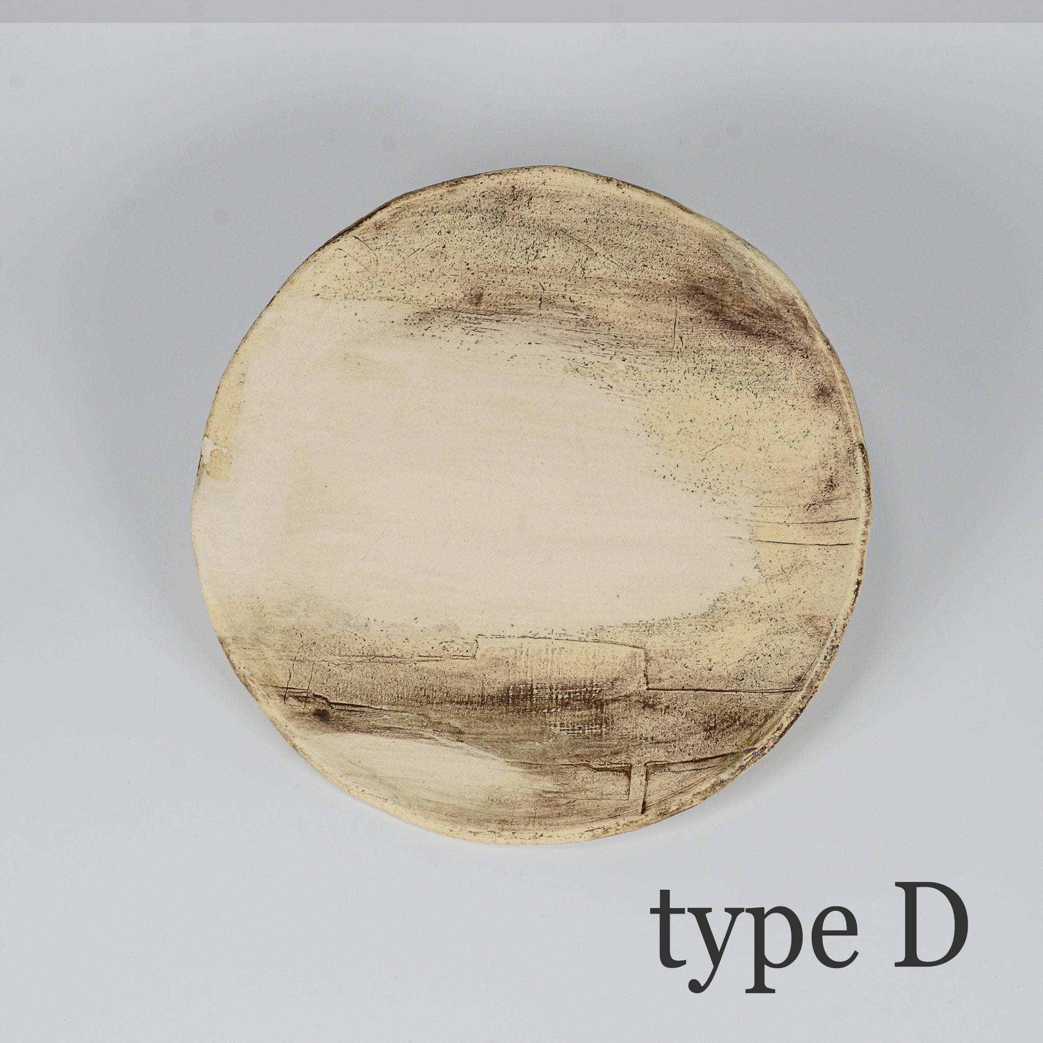 陶器皿「Earth」type D。白多めの構成で、落ち着いたトーンの食卓に似合うプレート。