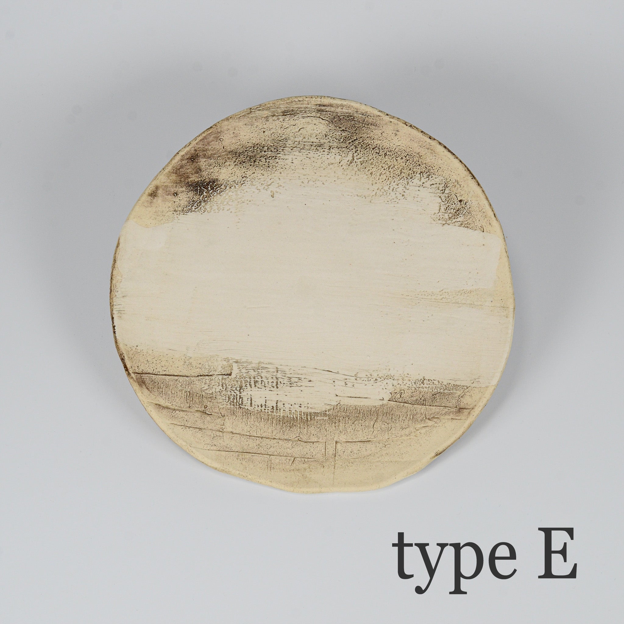 陶器皿「Earth」type E。縁に焦げ色の出た印象的な仕上がりで、存在感のある一点物。