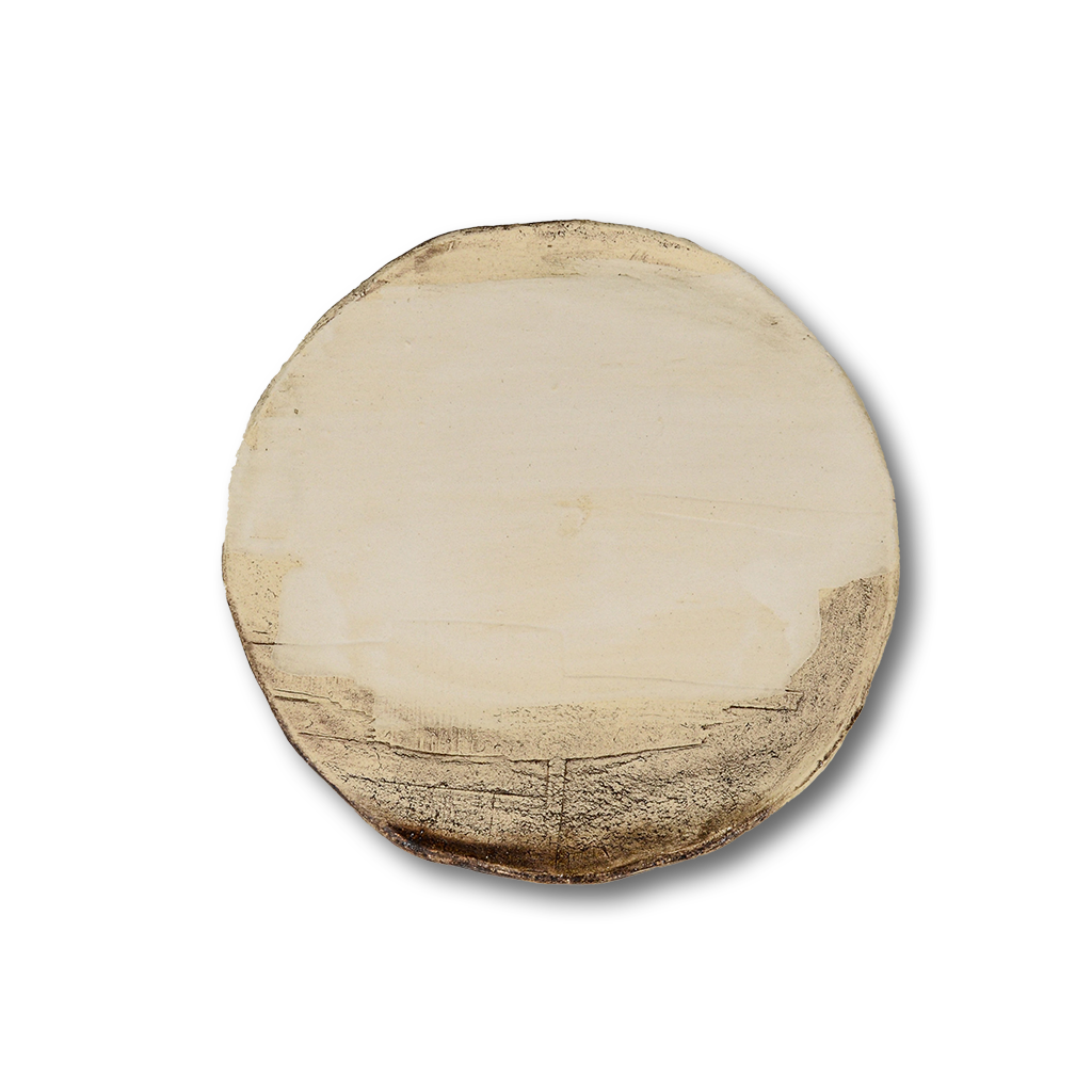 土の質感が残るφ23.5cmの陶器皿「Earth」。白と茶のグラデーションが美しい手仕事の一点物。