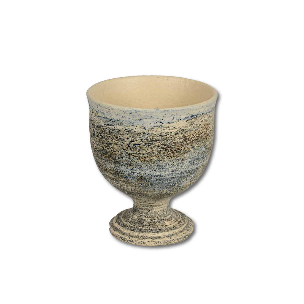 青とグレーの釉薬が揺らめく陶器のゴブレット「夜明けの海」。丸みを帯びた手仕事の一点物。