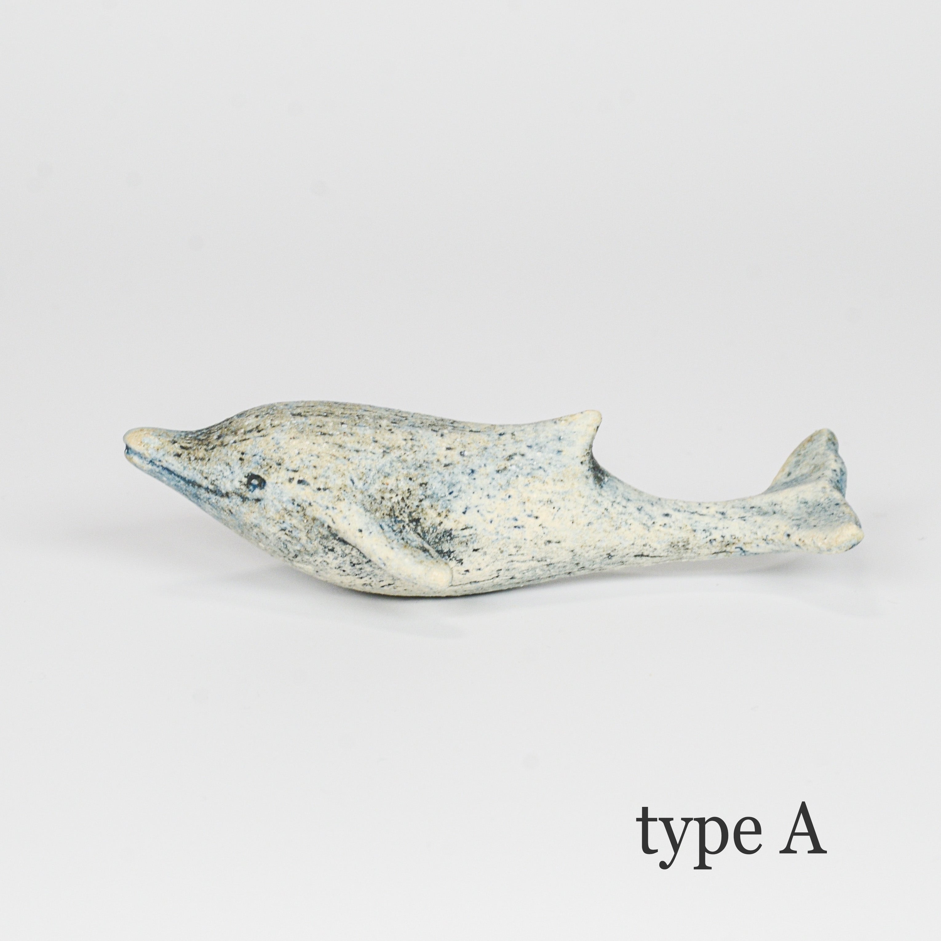 陶器のいるかオブジェ「type A」。淡いグレーと白が混ざる、穏やかな色味と柔らかな表情。