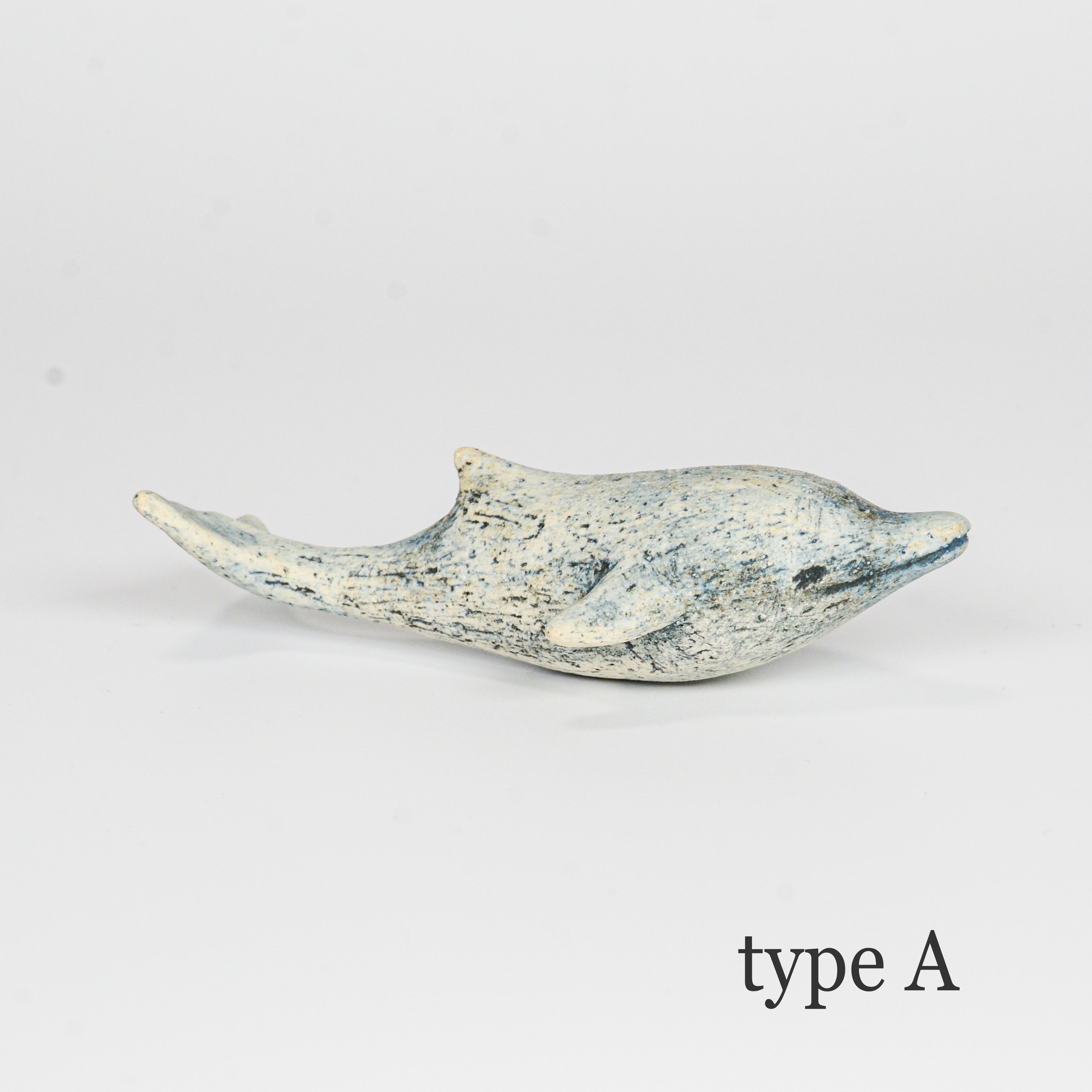 横から見た陶器のいるか「type A」。泳いでいるような自然なフォルムが印象的。