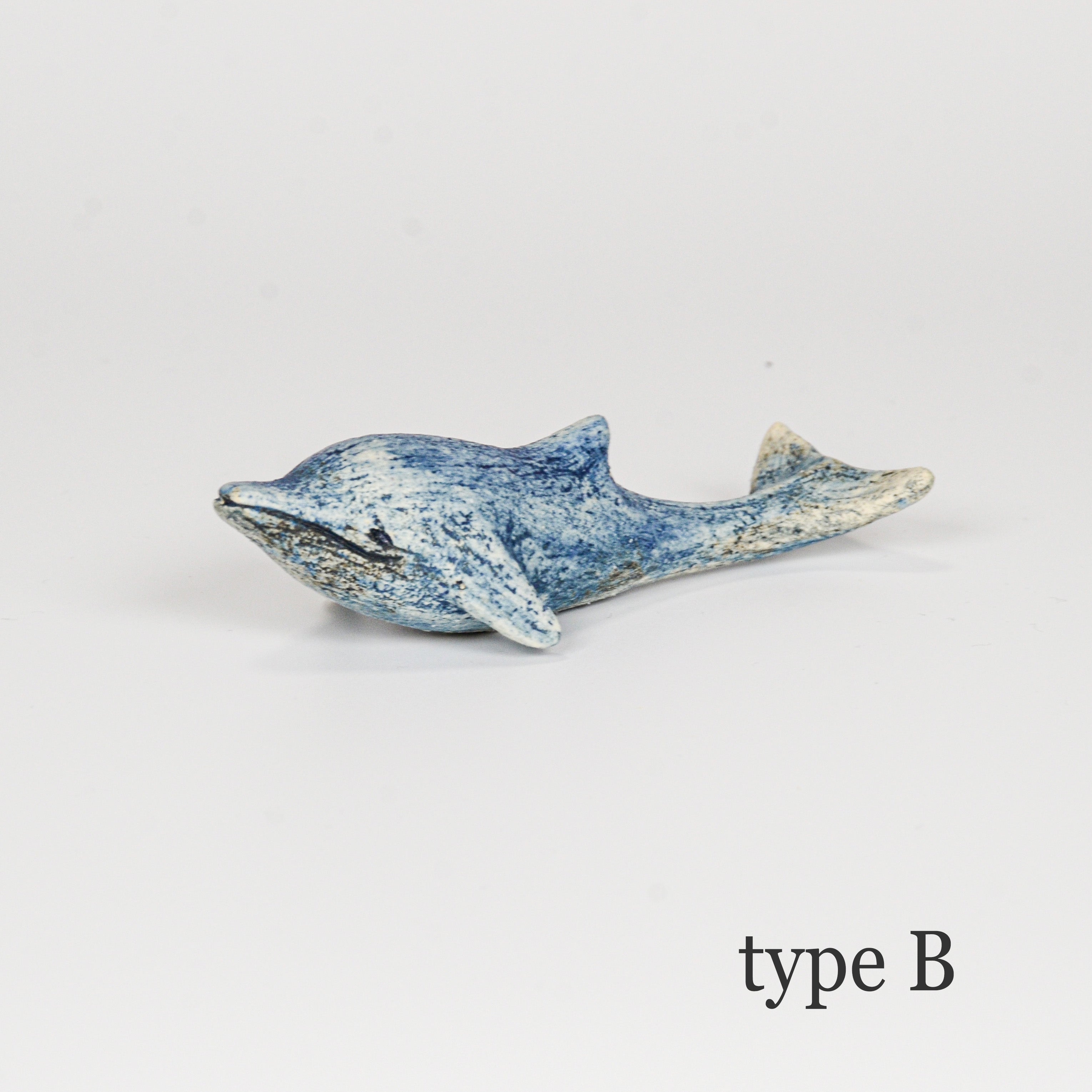 陶器のいるかオブジェ「type B」。濃い青が美しく、尾の反りが力強い印象の一点物。