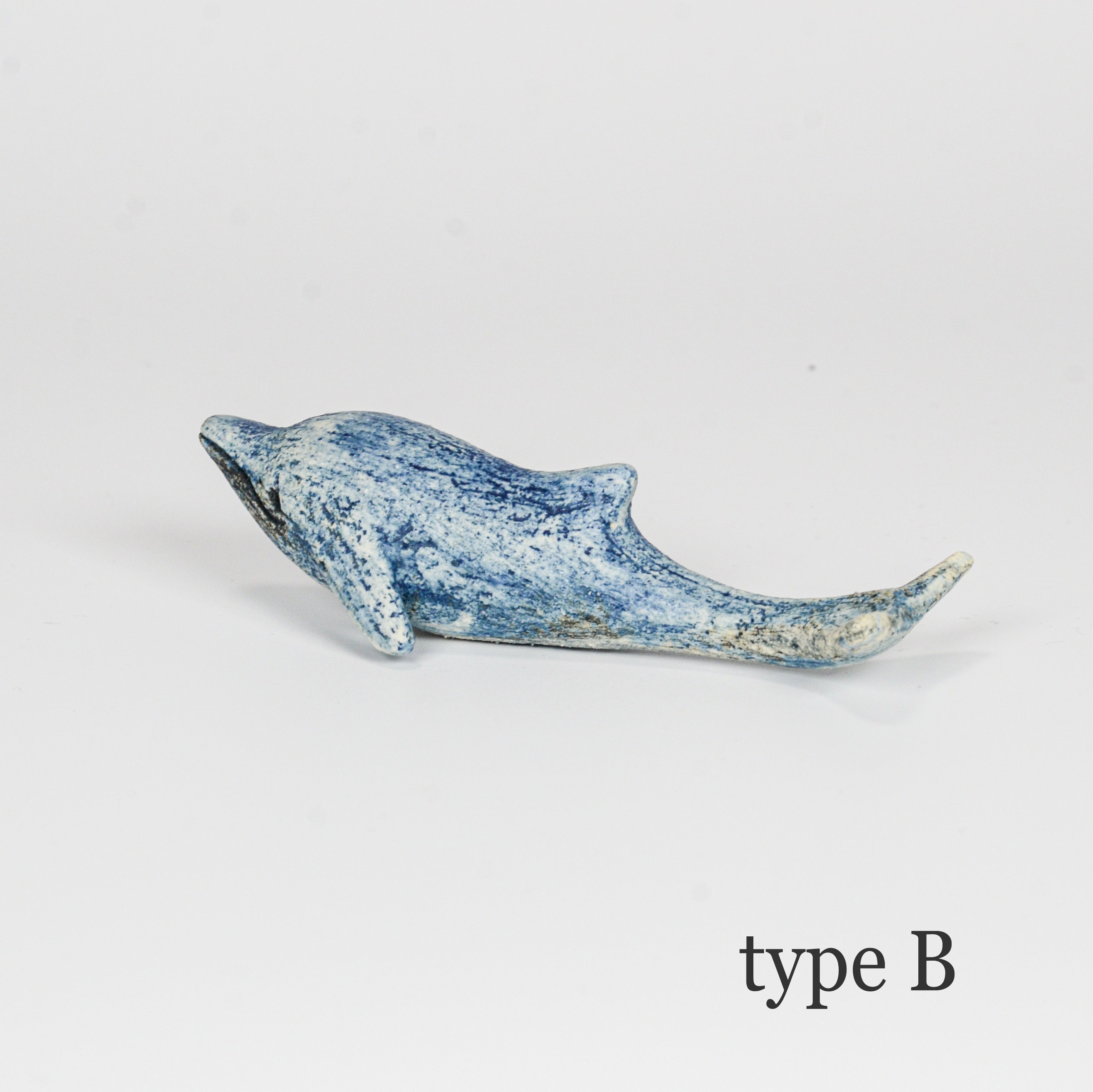 尾びれのカーブが特徴的な「いるか」type B。青の濃淡が波のように表現されたオブジェ。