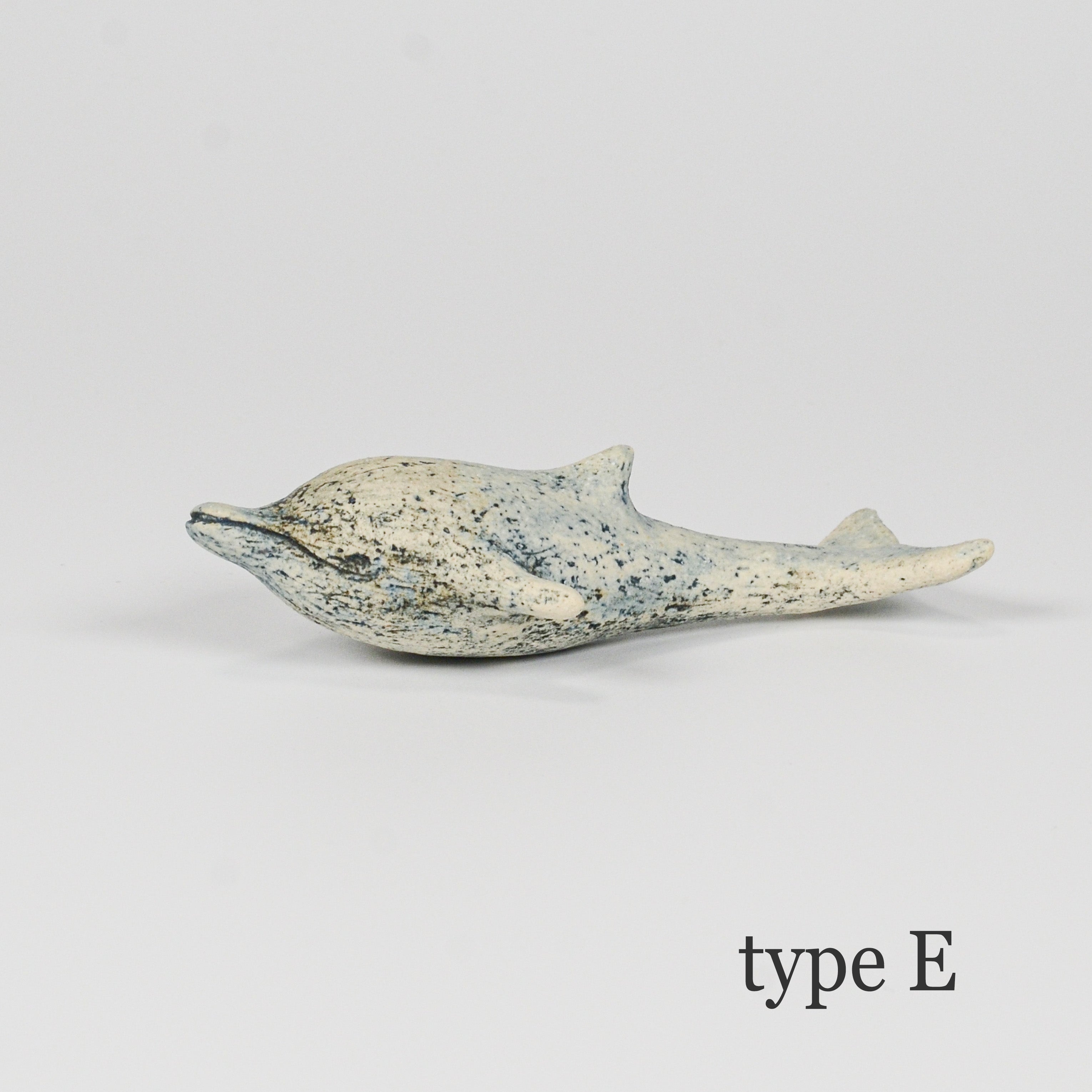 明るい色合いの陶器のいるか「type E」。淡い水色と白の組み合わせが軽やかな印象。