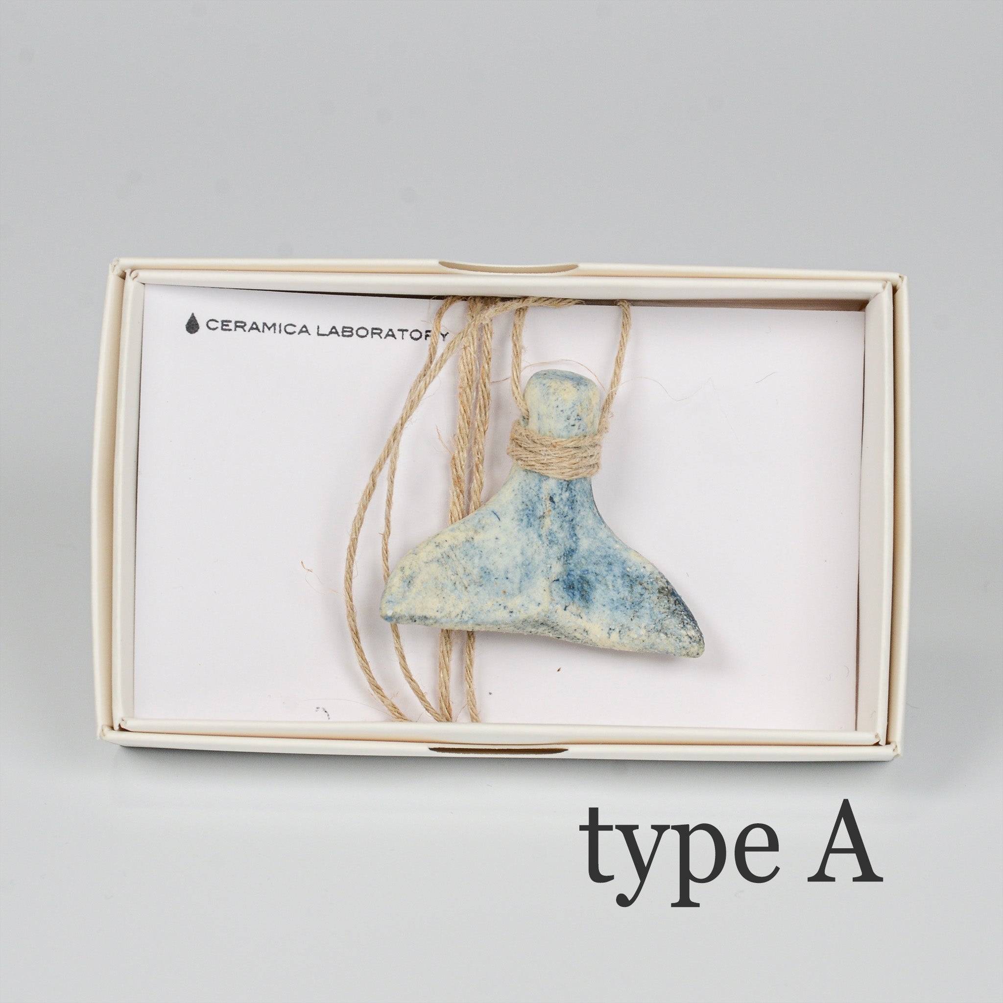 くじらのしっぽ「type A」。青と白の濃淡が美しい一点物の陶器ペンダント。ギフトにもおすすめ。