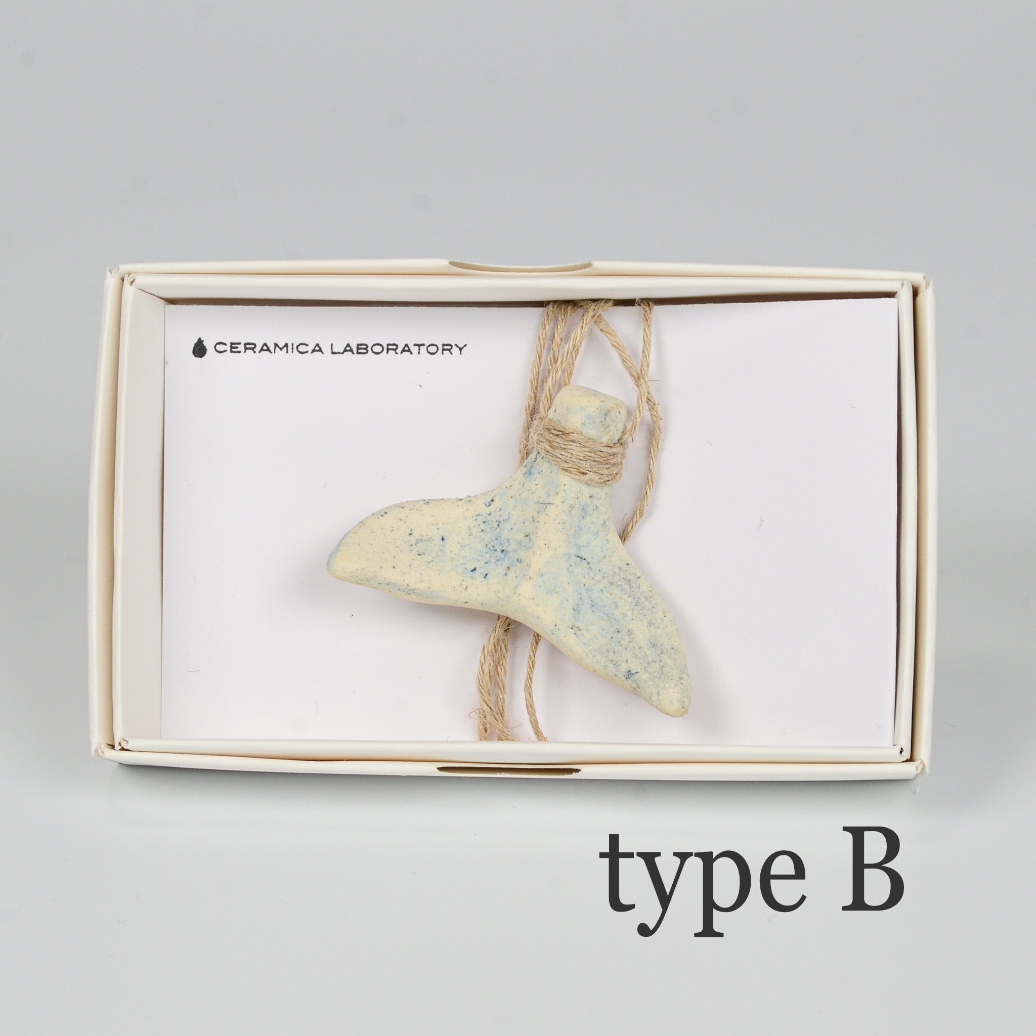 くじらのしっぽ「type B」。ややグリーンがかった青の釉薬が特徴のハンドクラフト作品。