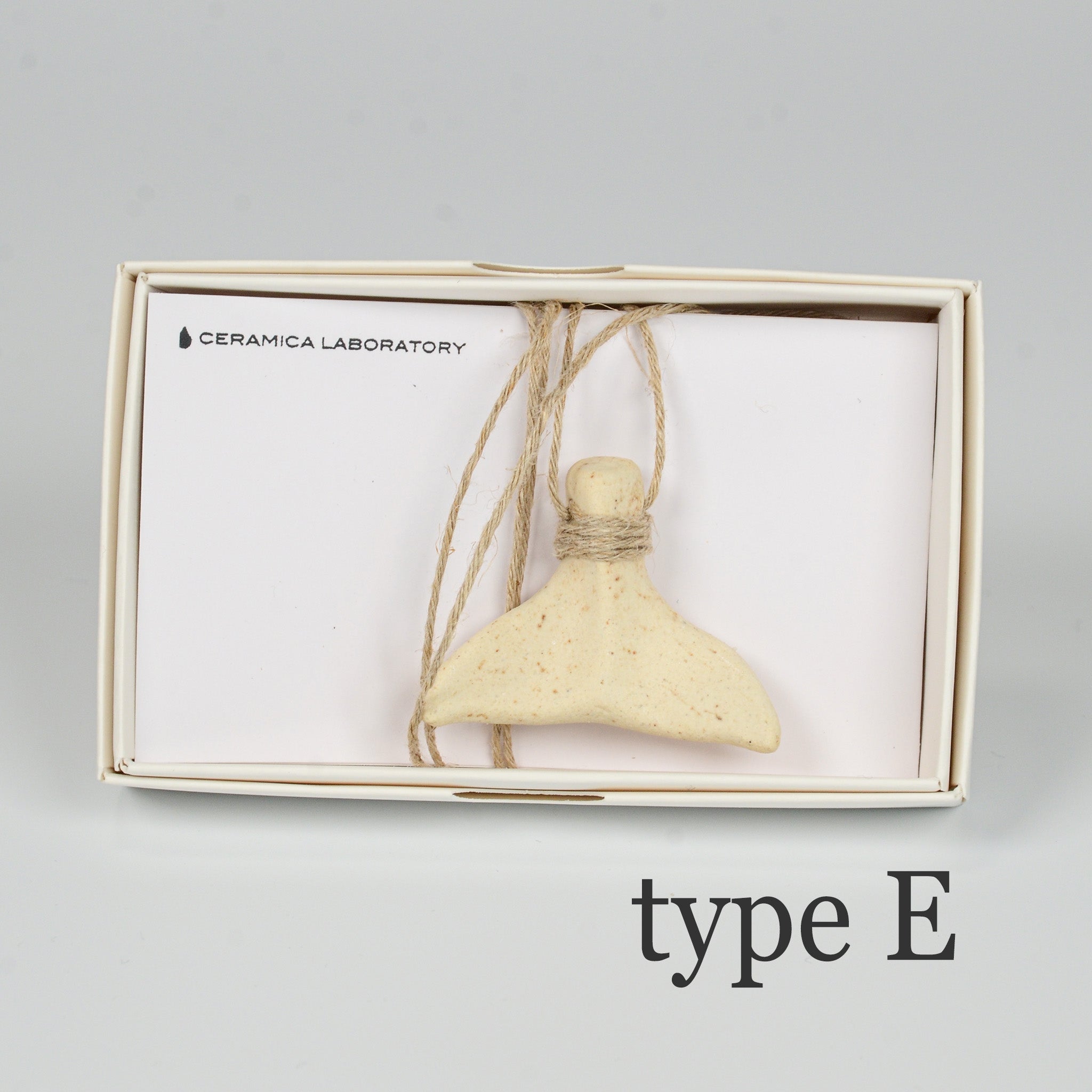 くじらのしっぽ「type E」。優しいアイボリートーンで仕上げられた、穏やかな印象の一点物。