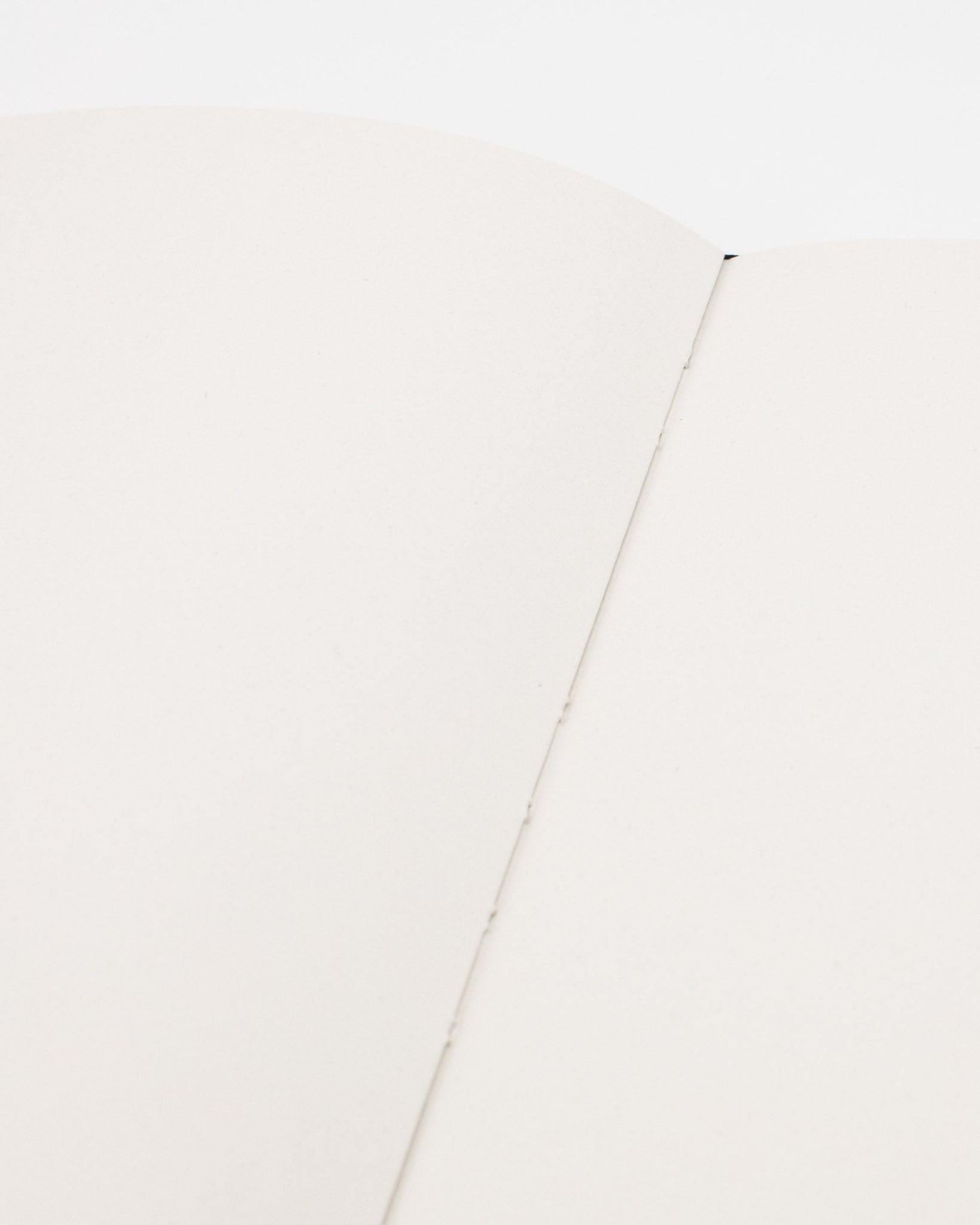 ハードカバーノート(無地)の中面。なめらかな紙質で書きやすい